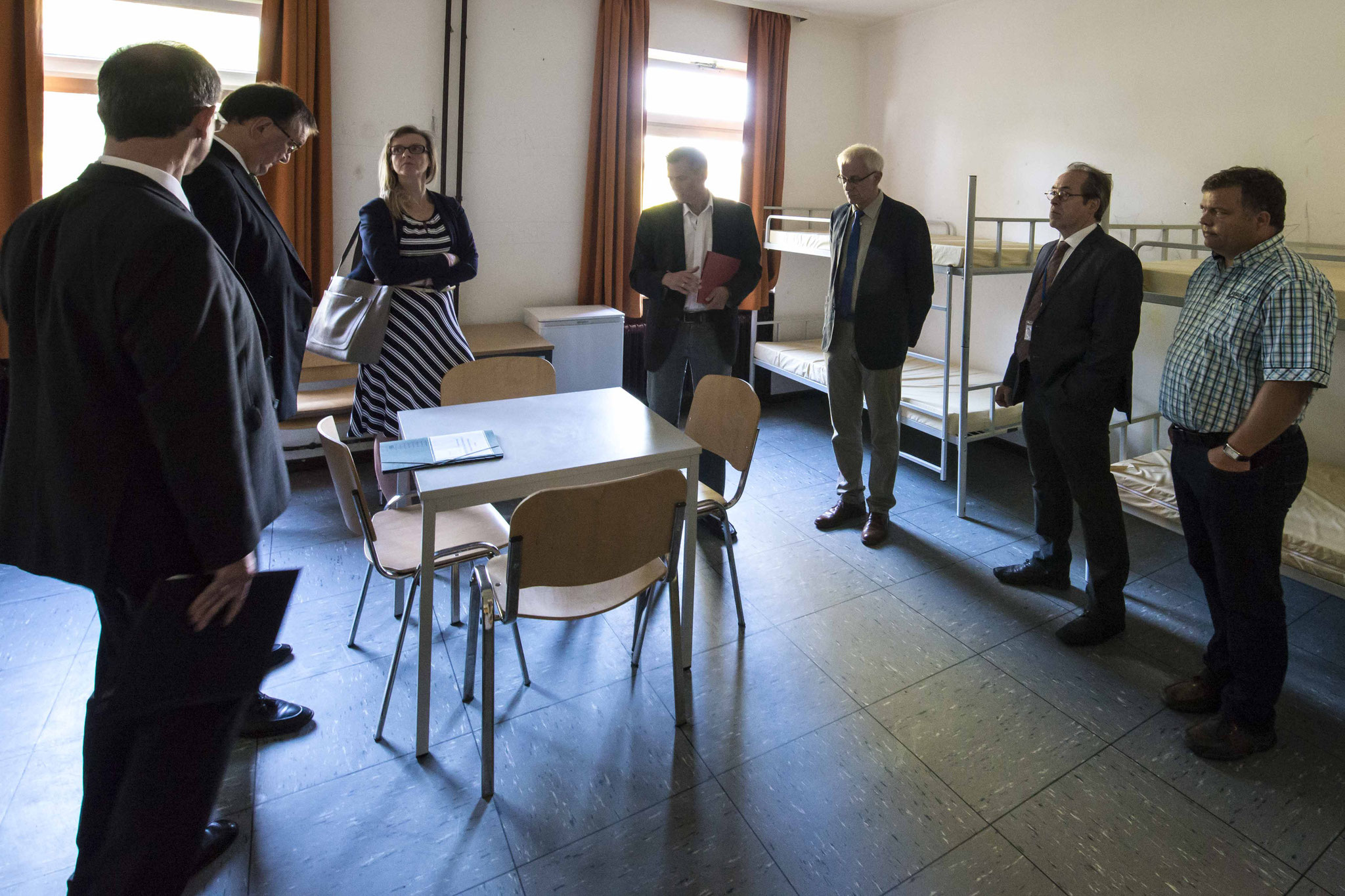 Sechser Zimmer mit Stockbetten: RP Ullrich (v.l.n.r.), Bischof Hein, Pfarrerin Christina Schnepel, Zutz, Propst Wöllenstein, Dekan Köhler, Bürgermeister Thomas Groll