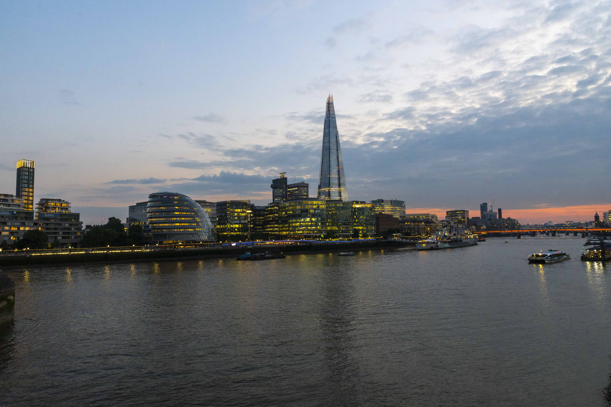 Südufer der Themse mit The Shard, dem neuen Wahrzeichen Londons