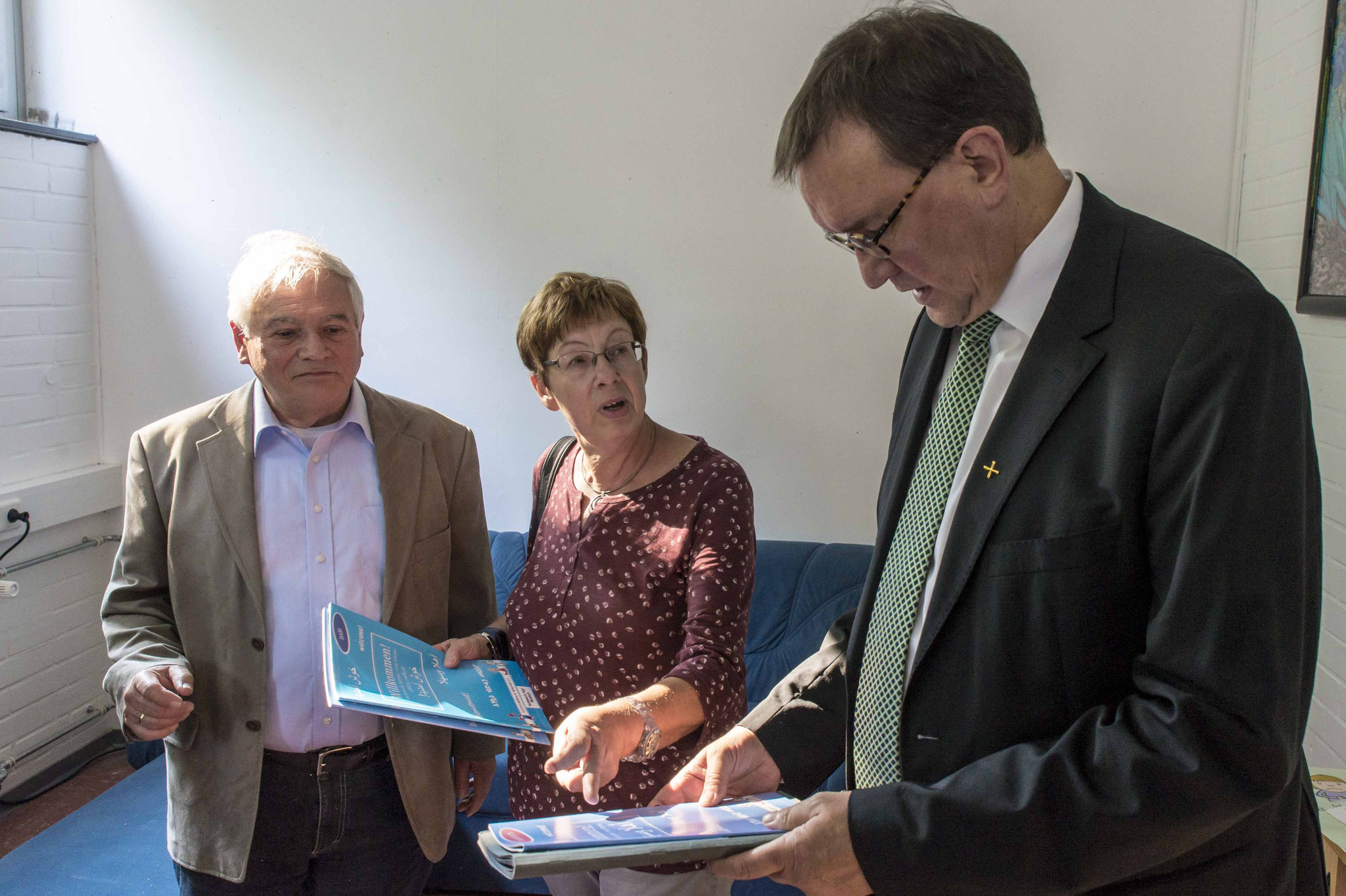 Roland Schade (v.l.n.r.), Diakoniepfarrer Ulrich Kling-Böhm, RP Ullrich, Barbara Schade, Pfarrerin Petra Zimmer, Bischof Hein, Propst Wöllenstein