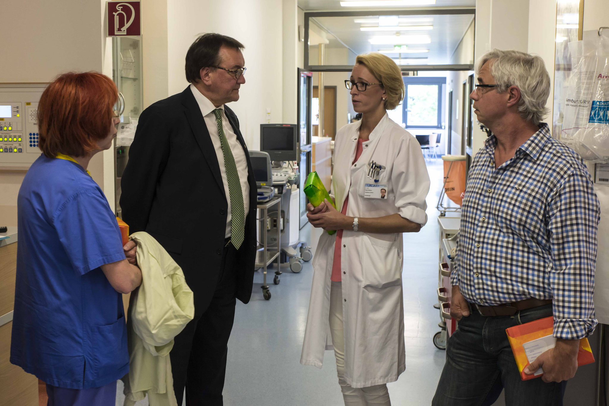 Gudrun Bittner (Stationsleitung), Bischof Prof. Dr. Martin Hein, Dr. Birgit Markus, Bernd Reinhard (Pfleger)