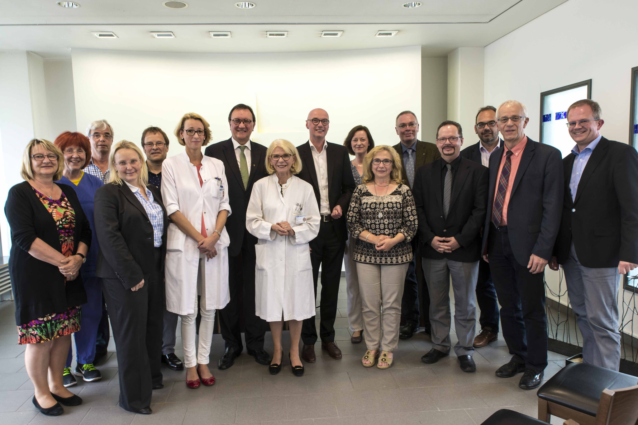 In der Krankenhauskapelle mit Pfr. Dietrich Georges (5.v.l.), Prof. Dr. Rita Engenhardt-Cabilic (8.v.i.), Michael Reinecke (Pflegedirektor 4.v.r) und Frank Steibli (Öffentlichkeitsarbeit des Klinikums, rechts)