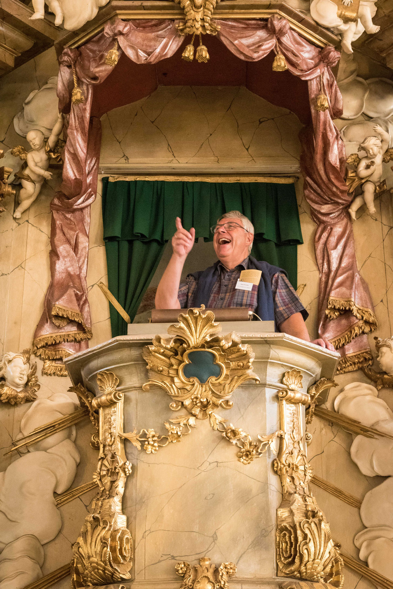 Hans Scheffel,  AG der Land-Kirchen-Konferenz, entdeckt die St. Johanniskirche