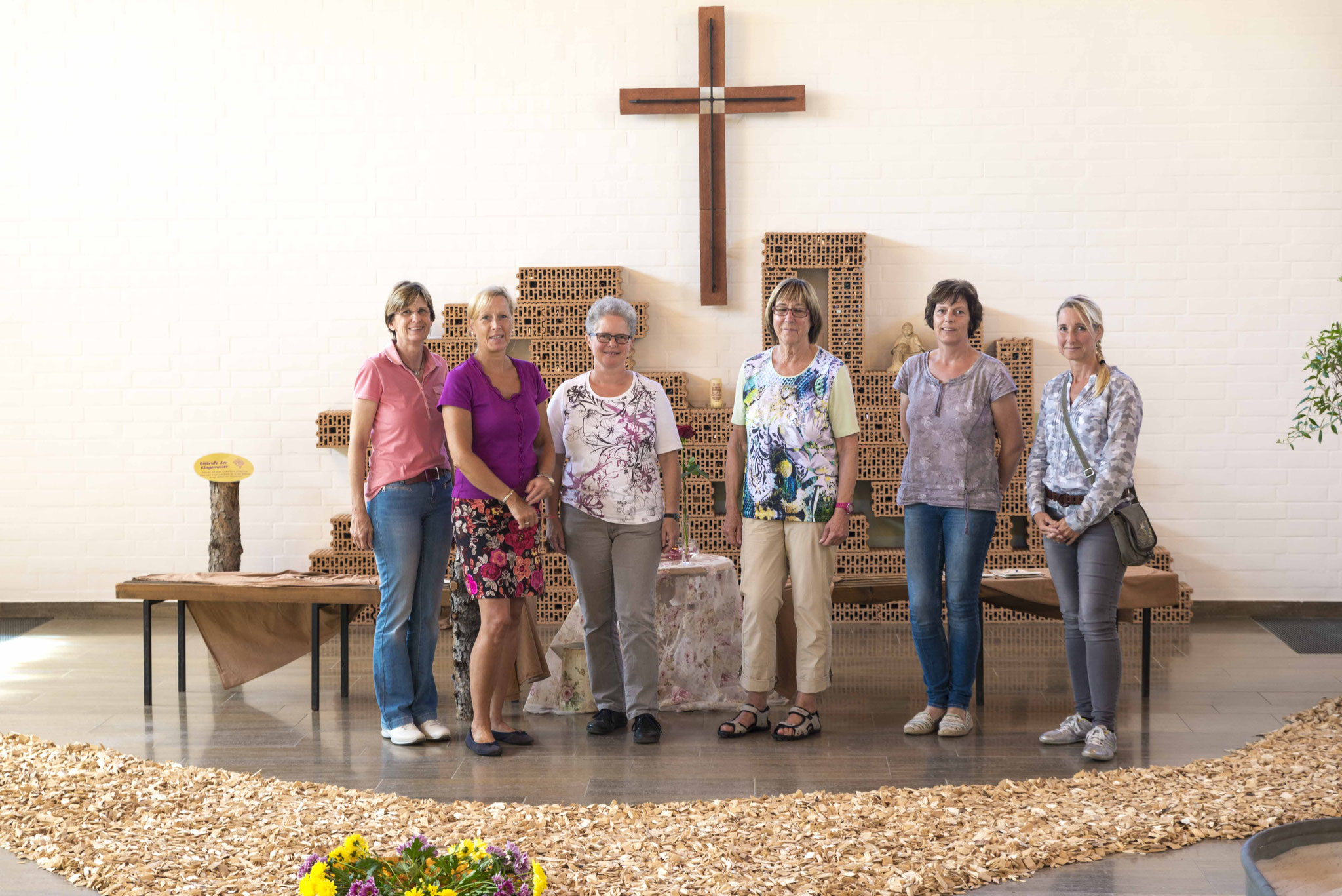 Pfarrerin Katrin Schröter (3.v.l.) mit Kirchenvorsteherinnen: Annette Rummel, Sabine Jäger, Else Kummer, Iris Figge und Tonja Hochmanski 
