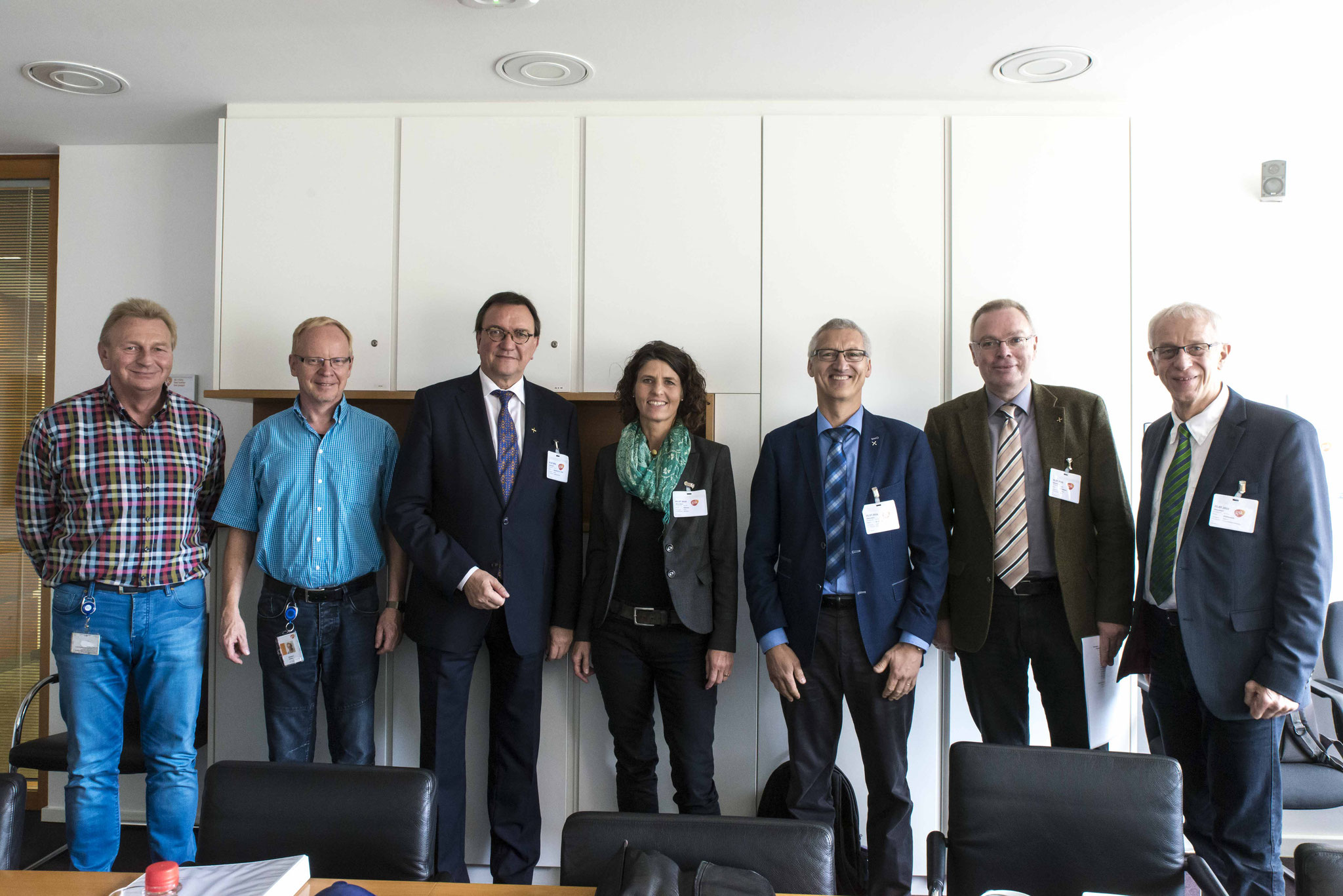 Erhard Dersch (v.l.n.r.), Manfred Henke, Bischof Martin Hein, Karin Dittmar (Assistentin des Dekans), Pfr. Dr. Jochen Gerlach (Leiter des Referates Wirtschaft, Arbeit, Soziales), Dekan Burkhard zur Nieden, Propst Helmut Wöllenstein