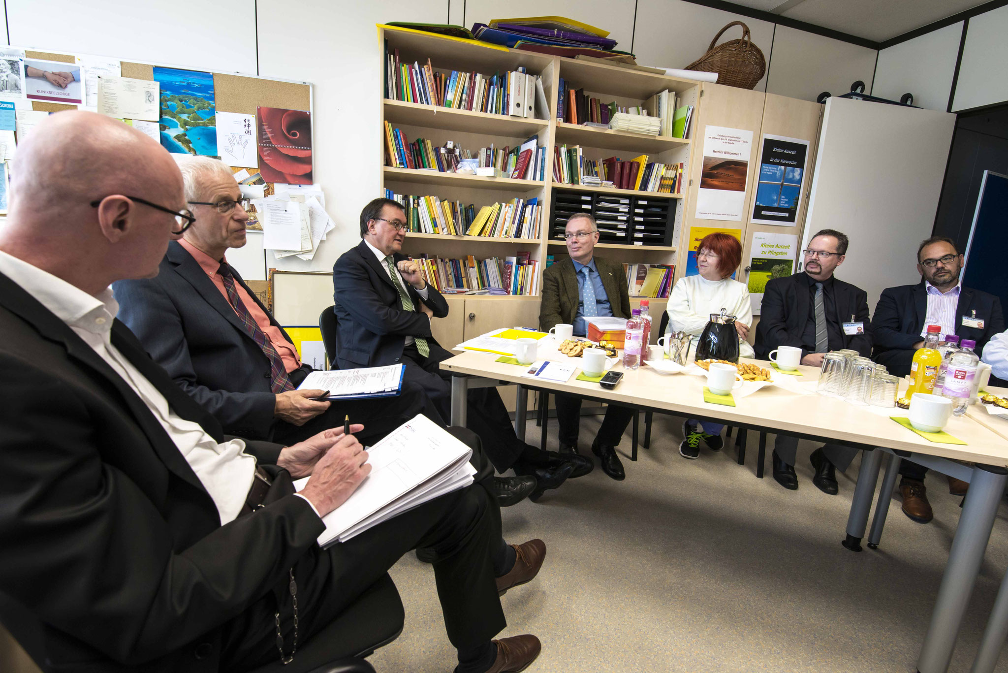 Gespräch mit Vertretern des Uniklinikums und der Klinikseelsorge mit Prof. Dr. Harald Renz (v.l.n.r.), Propst Helmut Wöllenstein, Bischof Prof. Dr. Martin Hein, Gudrun Bittner, Dekan Burkhard zur Nieden, Michael Reinecke und Michael Jung
