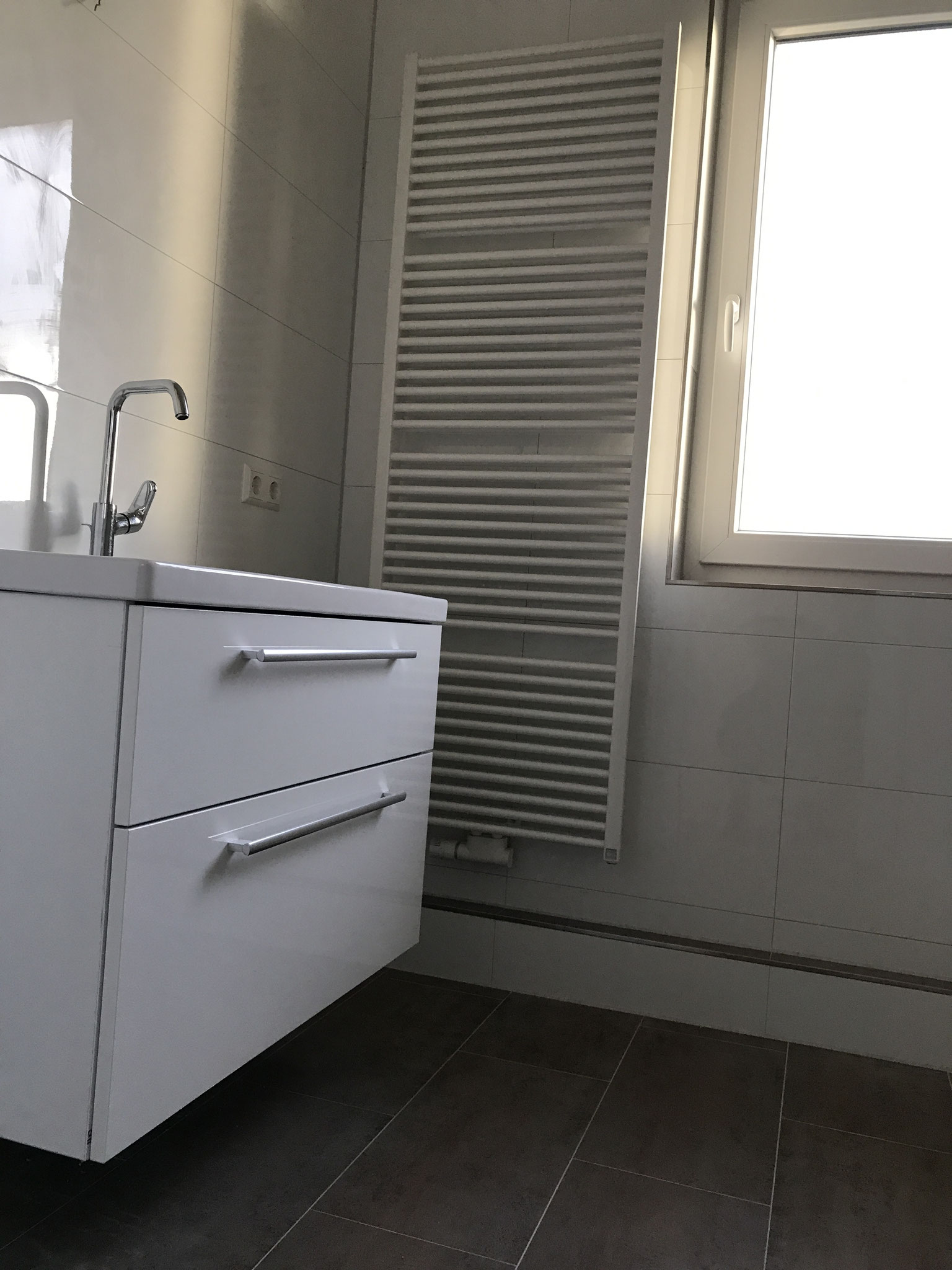 Waschtisch , Heizung , Fliesenverlegung