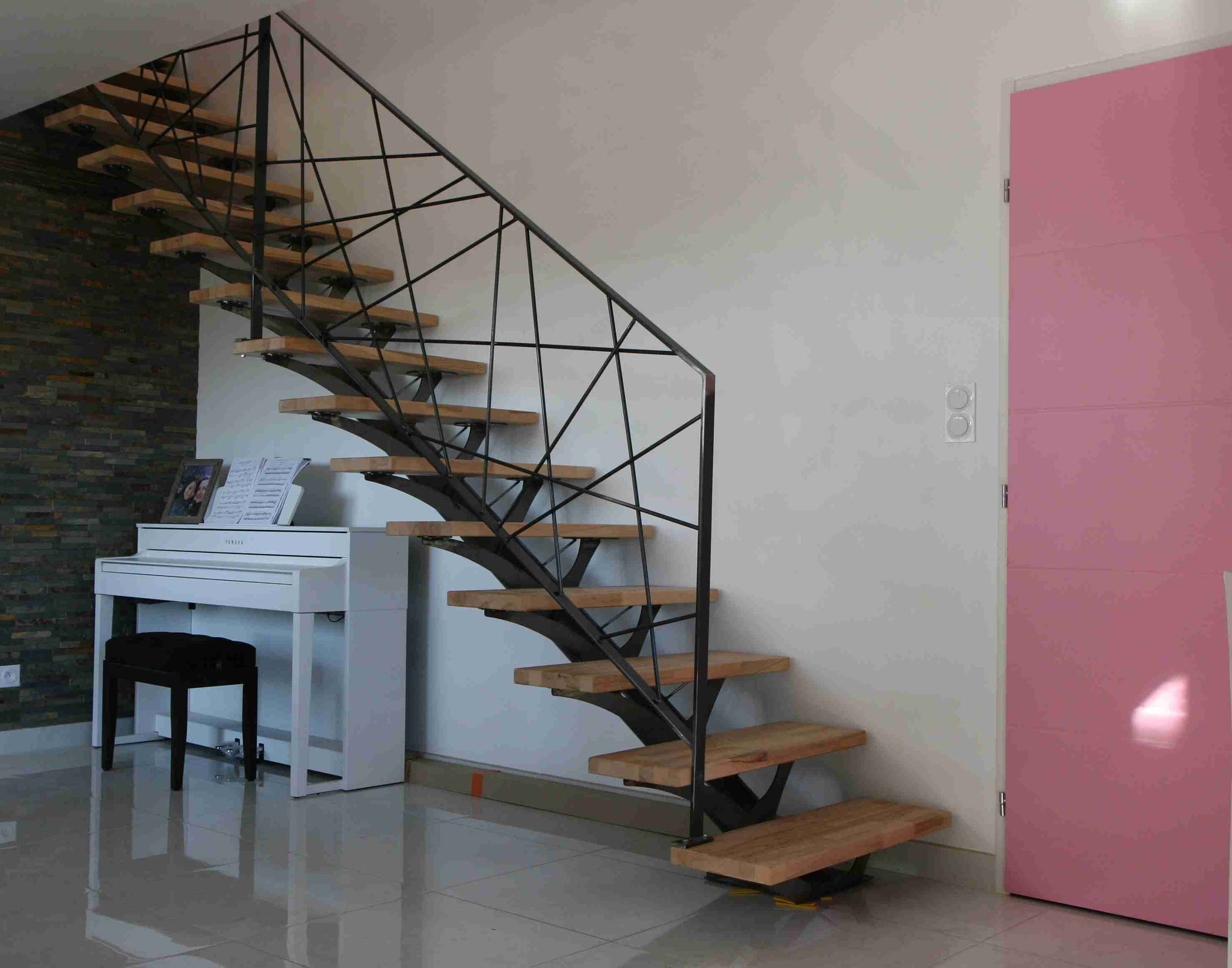 escalier limon central acier-bois