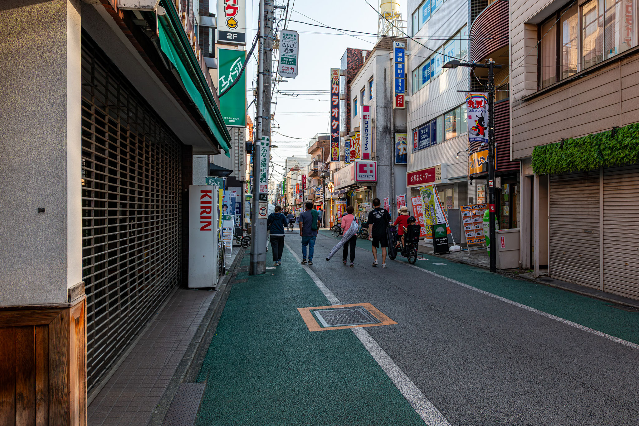 農大通り商店街（駅前から現地まで続きます）
