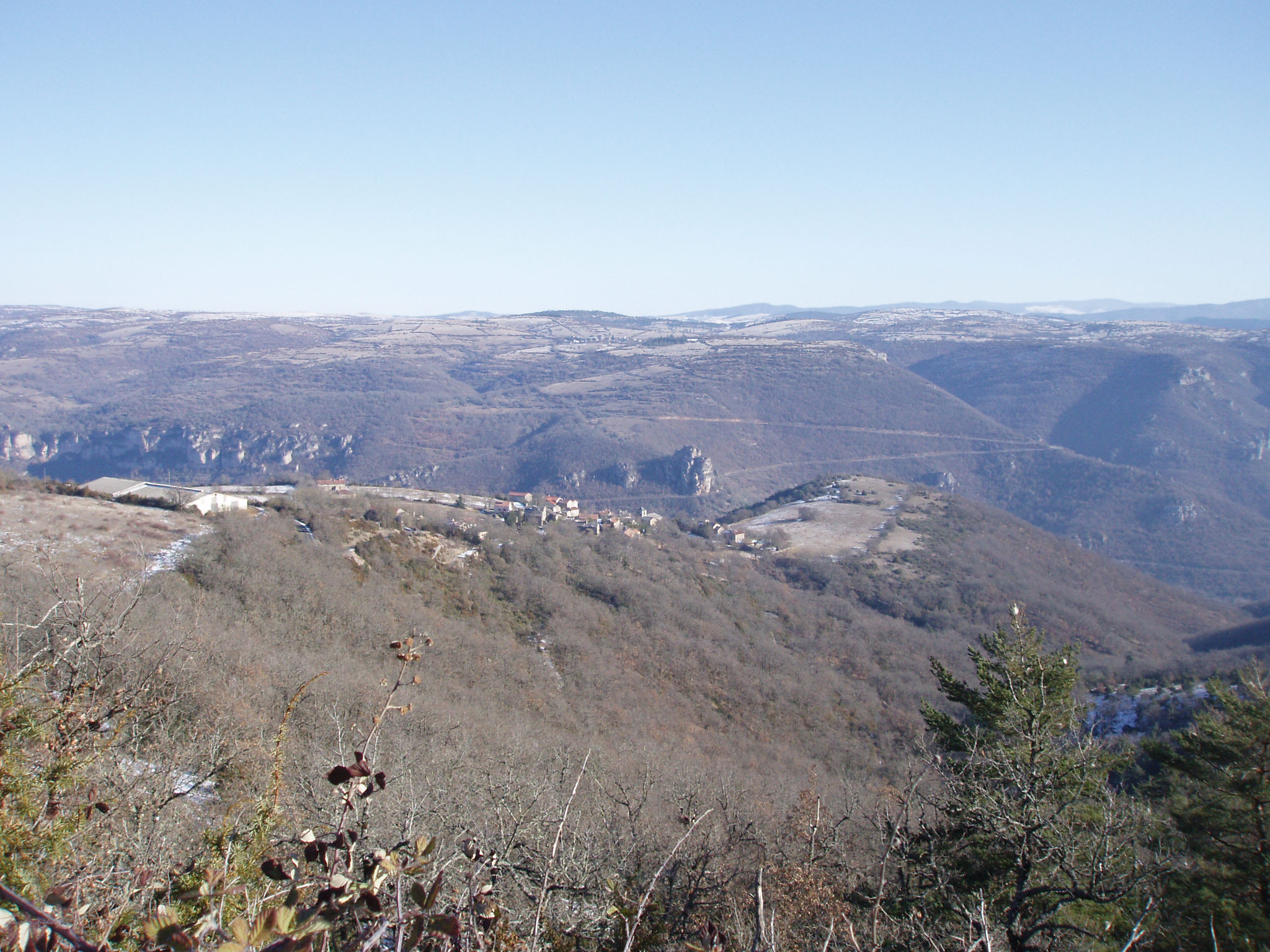 Vue panoramique sur le village et les gorges de la Dourbie