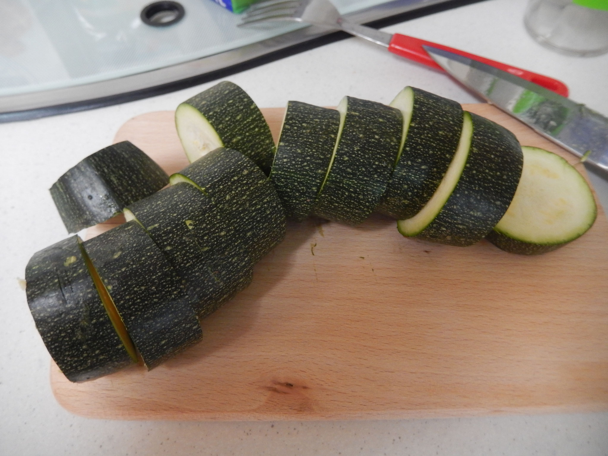 die Zucchini schneide ich in grüßere Stücke, ca. 2,5cm dick