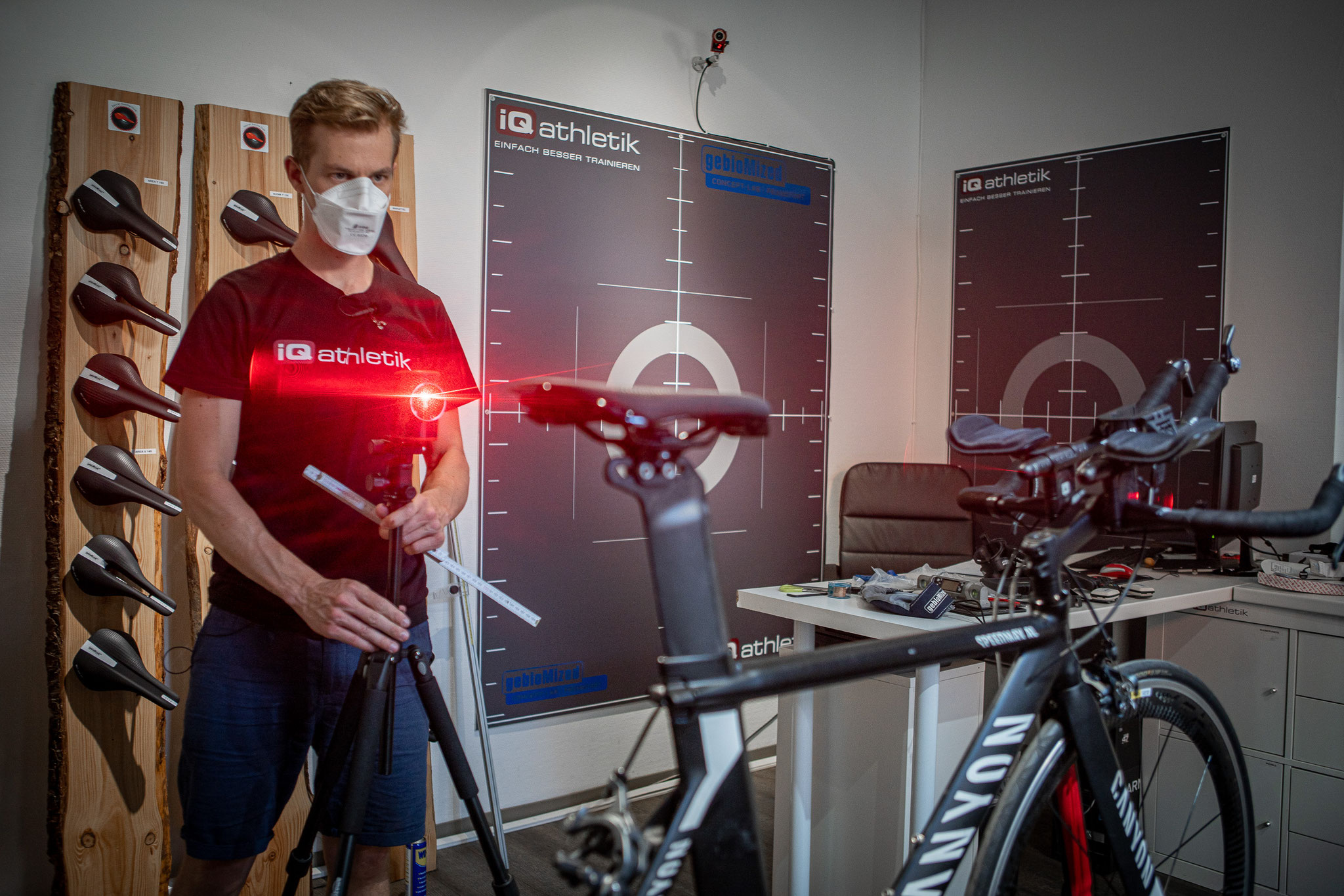 Lasergestützte Vermessung des Fahrrades beim Bikefitting (Foto: Nils Thies)