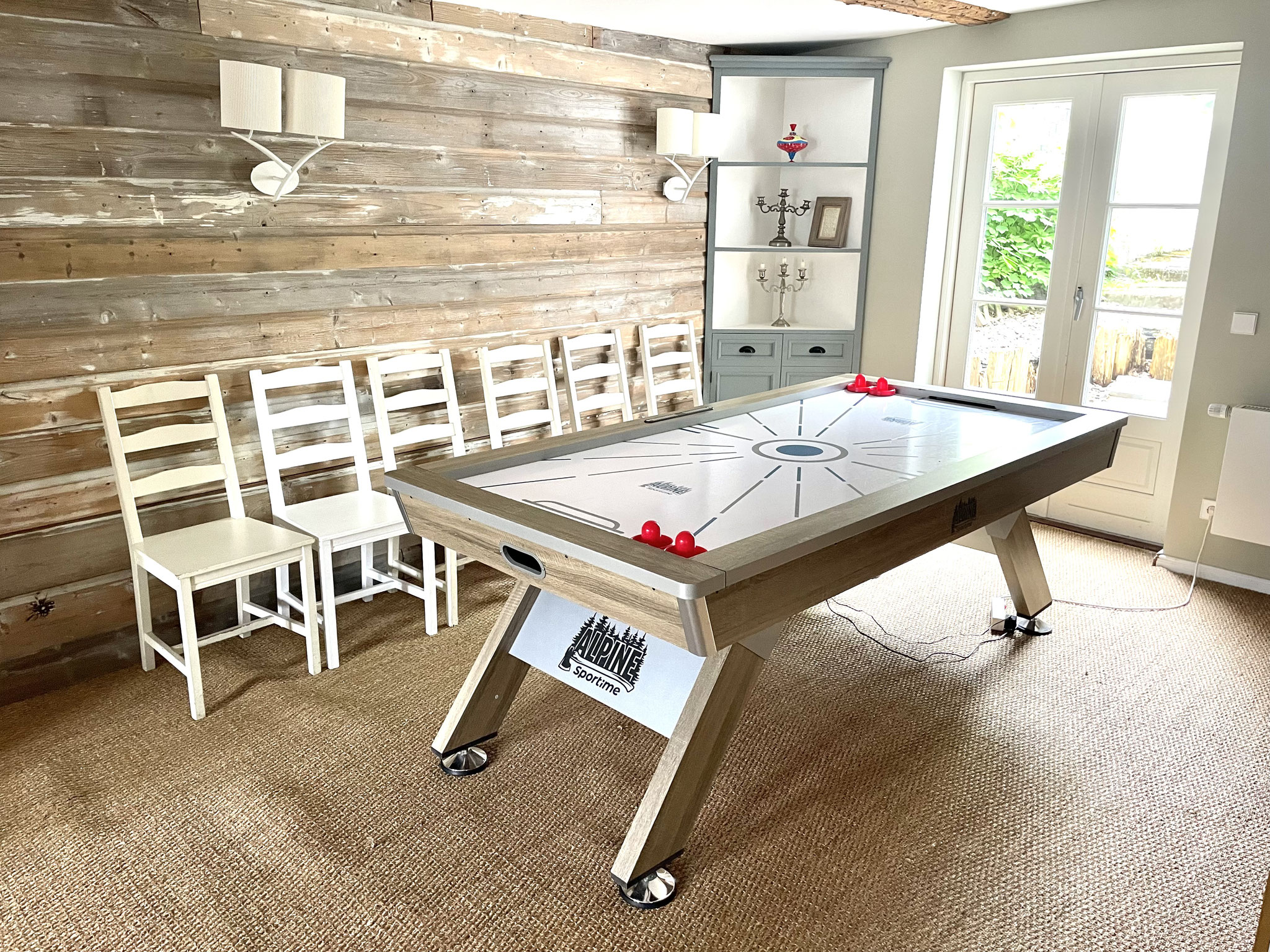 Und einen Airhockey-Tisch - an dem spielen alle Generationen gern zusammen :)