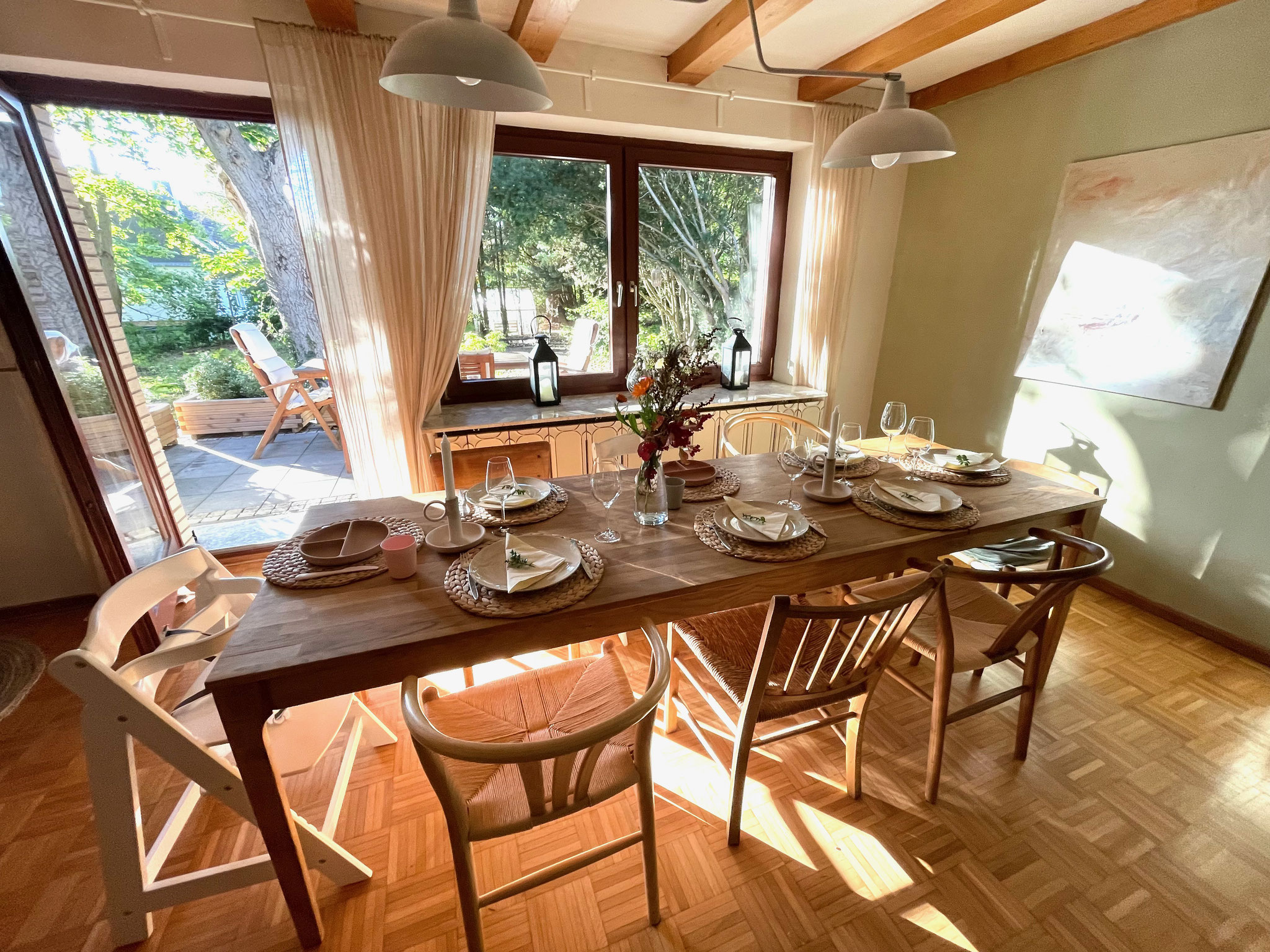 Das große Wohn- & Esszimmer sind das Herzstück des Hauses - hier könnt ihr an der langen Tafel essen, in den Garten schauen...