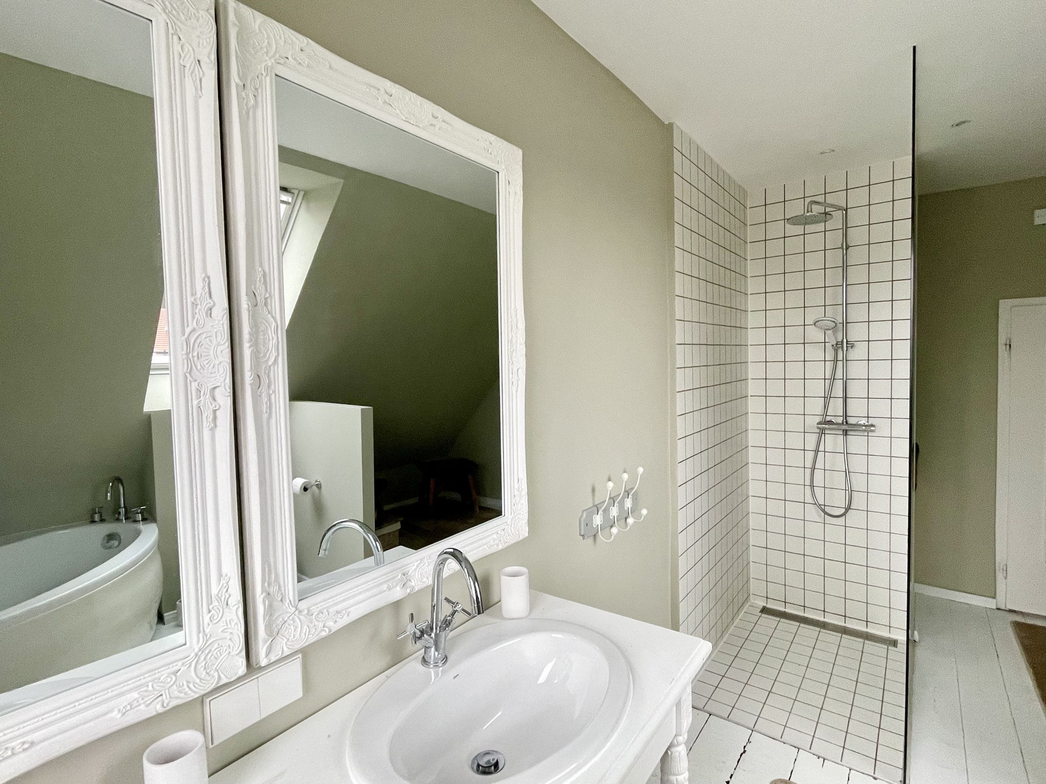 ... und eine Dusche. Für eure Kleinen haben wir Tritthocker und Kinder-WC-Sitze da. 