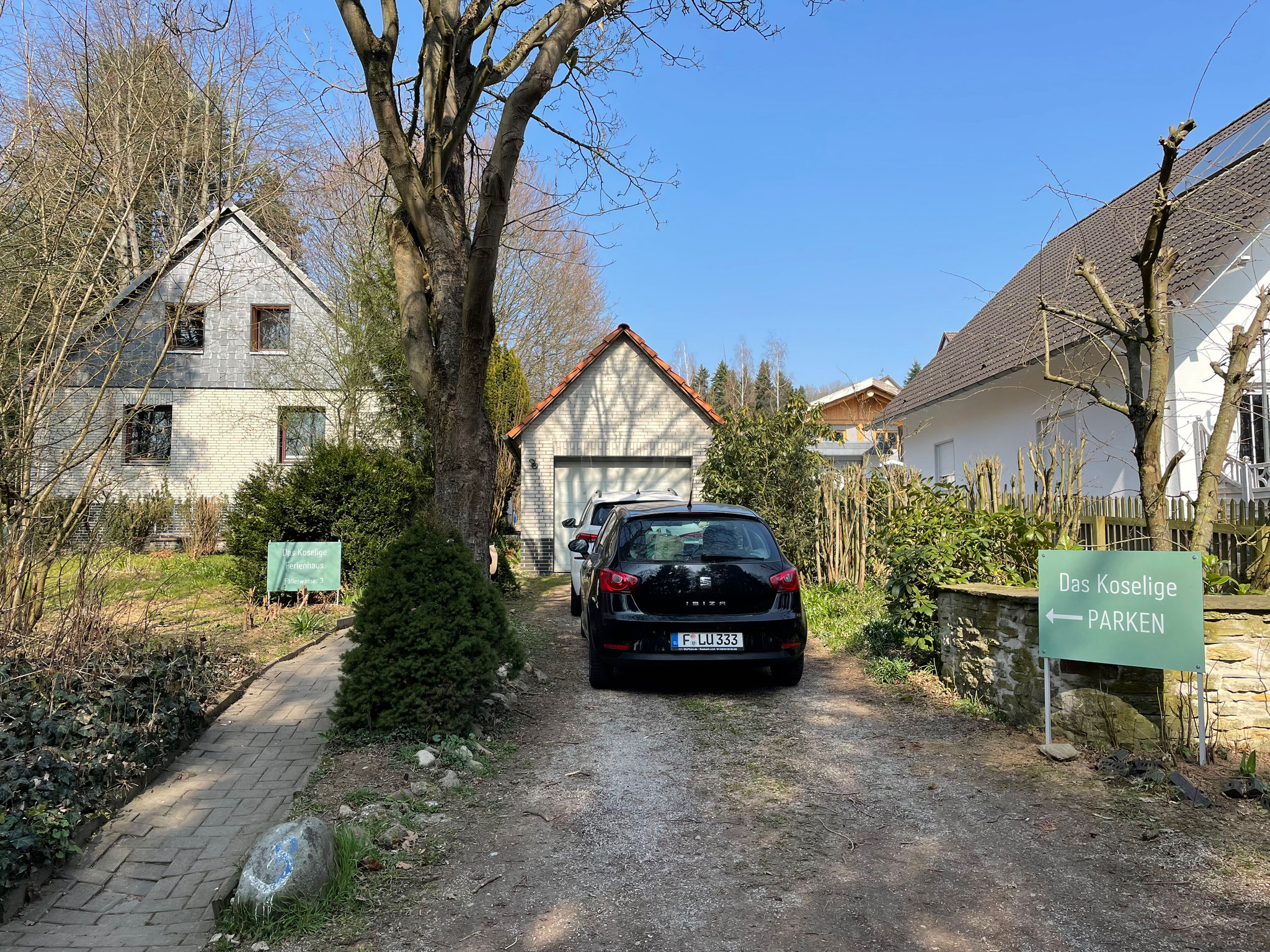 Es gibt mehrere Parkmöglichkeiten: Die Einfahrt für 2 Autos und einen Extra-Parkplatz für 3 weitere Autos.