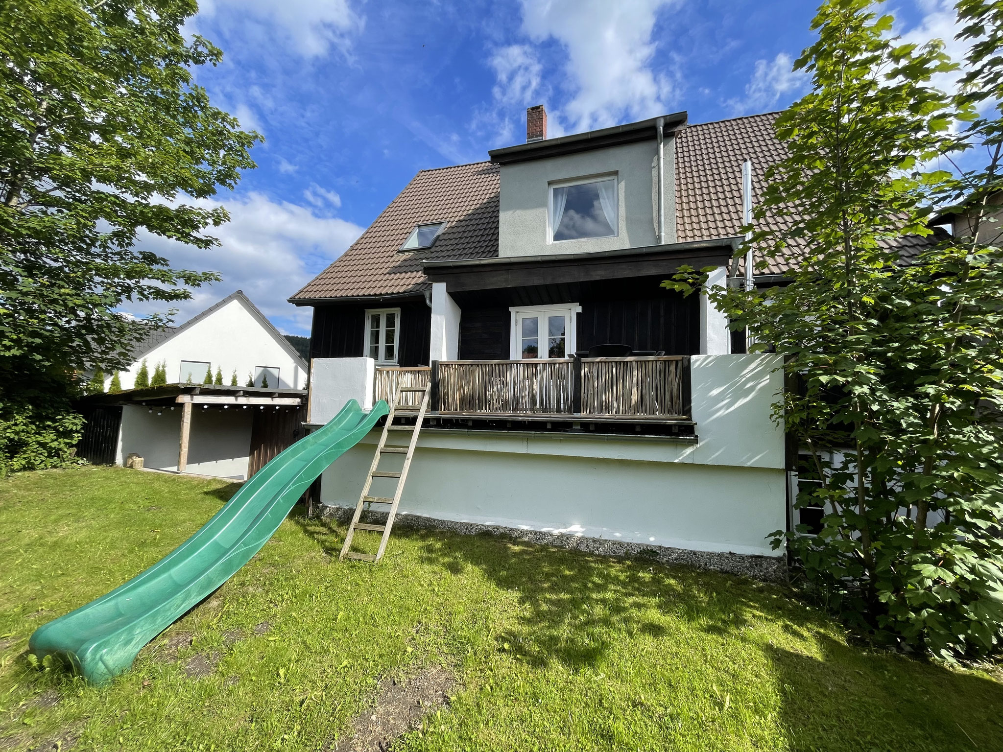 Und von dort können eure Kleinen direkt in den kleinen umzäunten Garten rutschen. Den teilt ihr euch mit unserer anliegenden Ferienwohnung "Nest". 