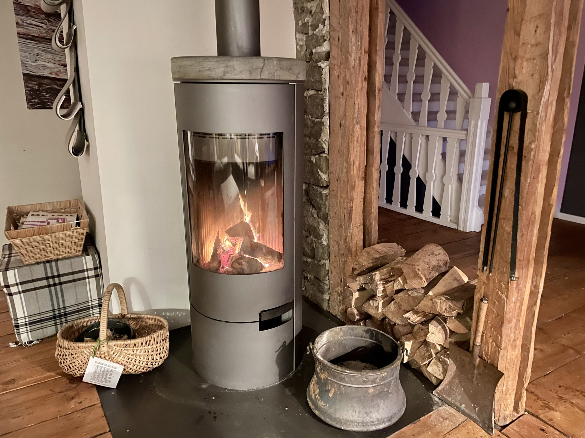 Der knisternde Kamin ist der perfekte Ort für kuschelige Familienabende. 