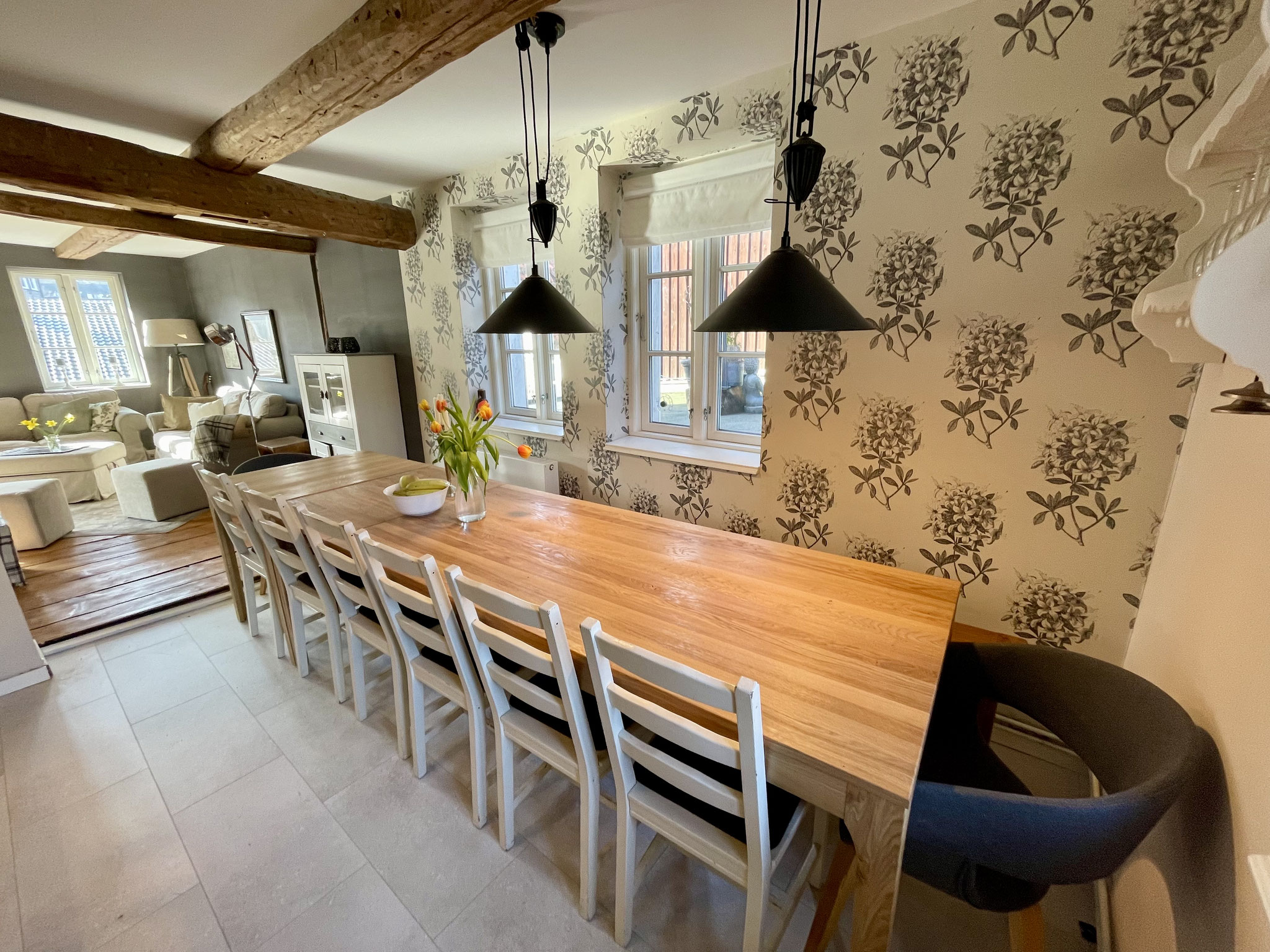 An der Tafel ist genug Platz für Großfamilien. 