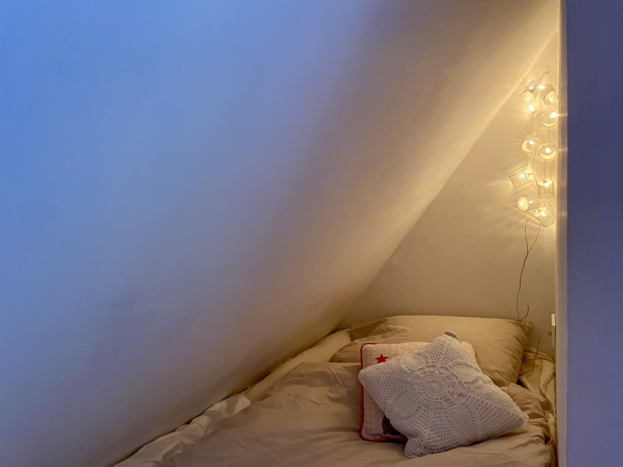...eine Kuschelhöhle. Darin können 2 Kinder oder ein Erwachsener schlafen. Sie ist 100cm breit und 3,65m lang.