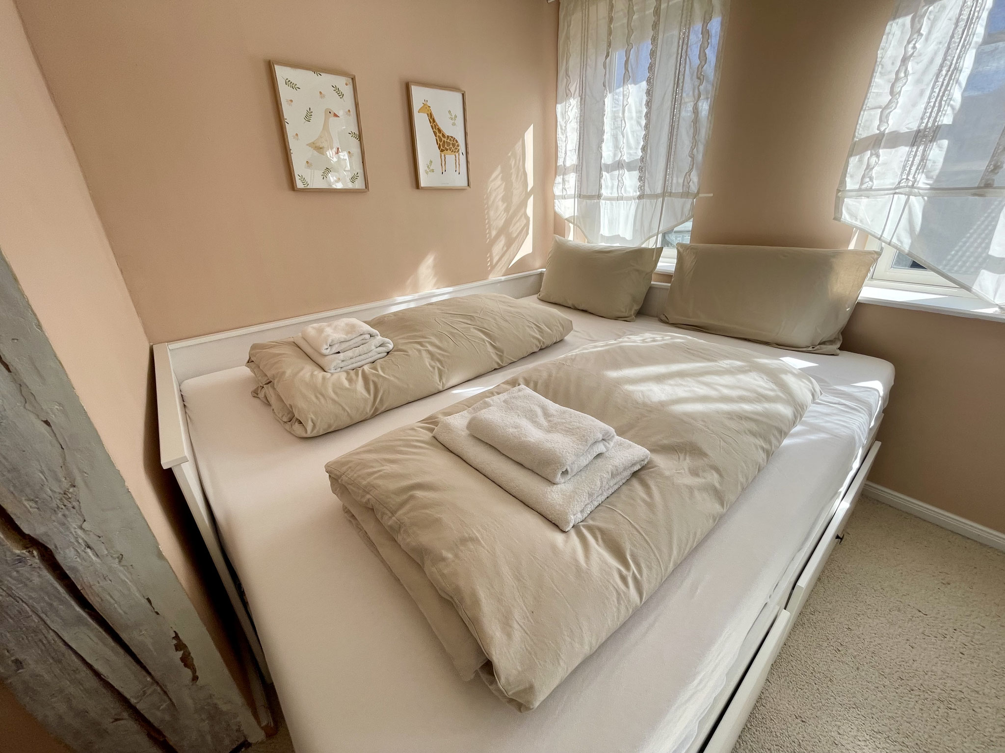 ... plus ein Doppelbett (1,80m). So könnt ihr als Familie gemeinsam in einem Raum schlafen.