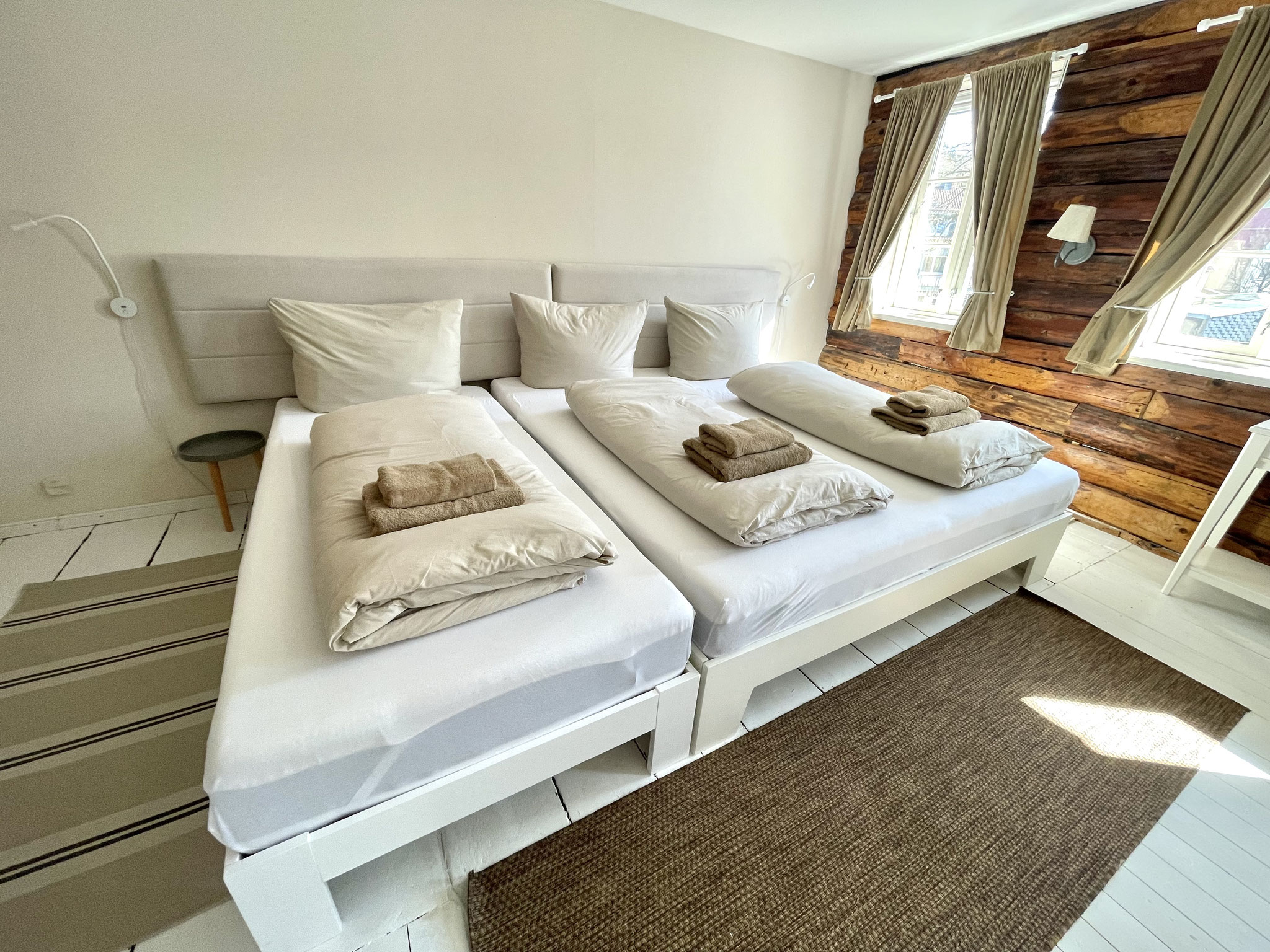 Im Schlafzimmer 1 neben dem Wohnzimmer im 1.OG wartet ein Familienbett (2,70m) auf euch, was ihr optional auch auseinander stellen könnt. 