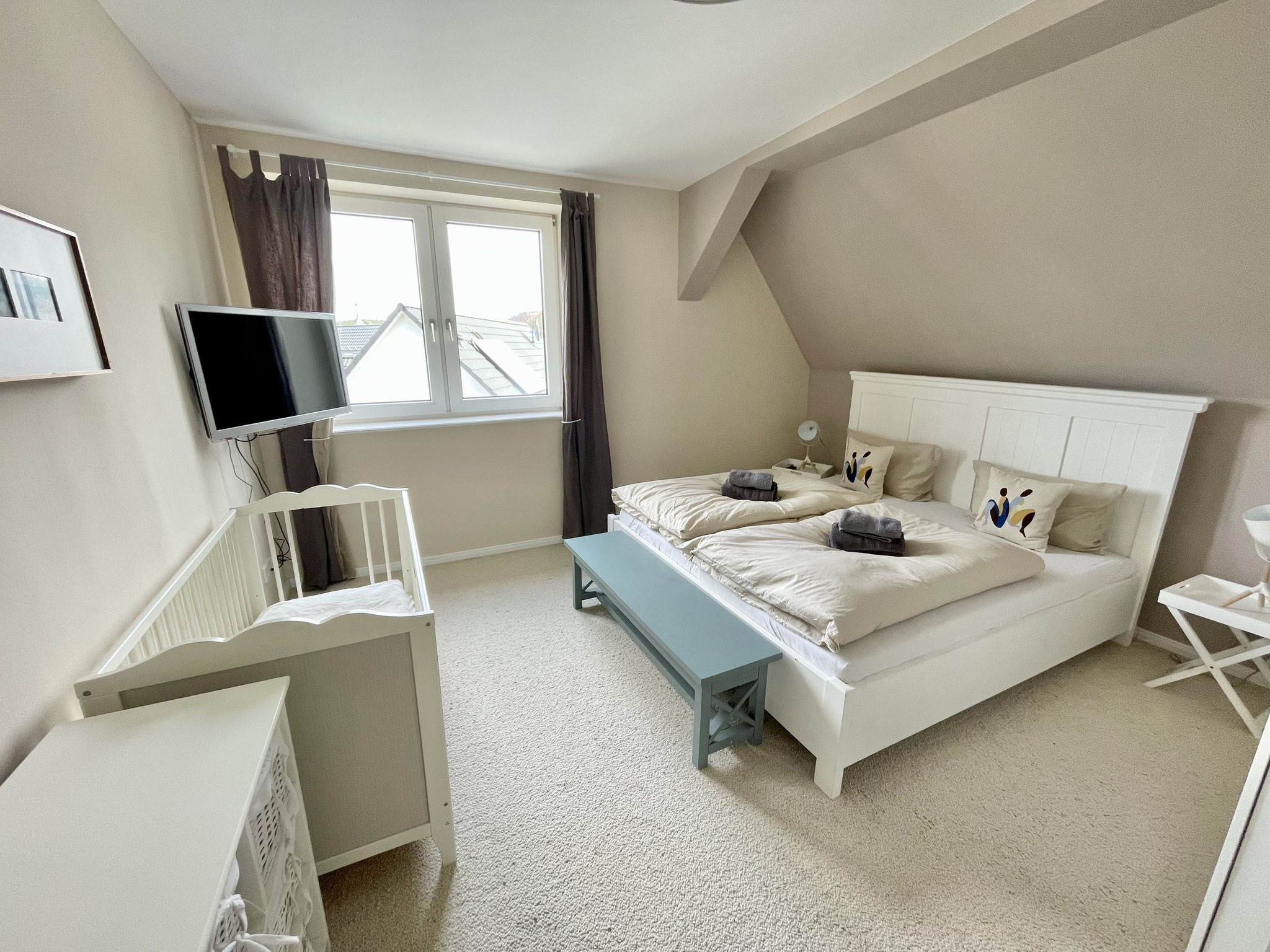 Im Schlafzimmer 4 gibt es ein Doppelbett (1,80m) mit Fernseher - dem einzigen im Haus :-)...