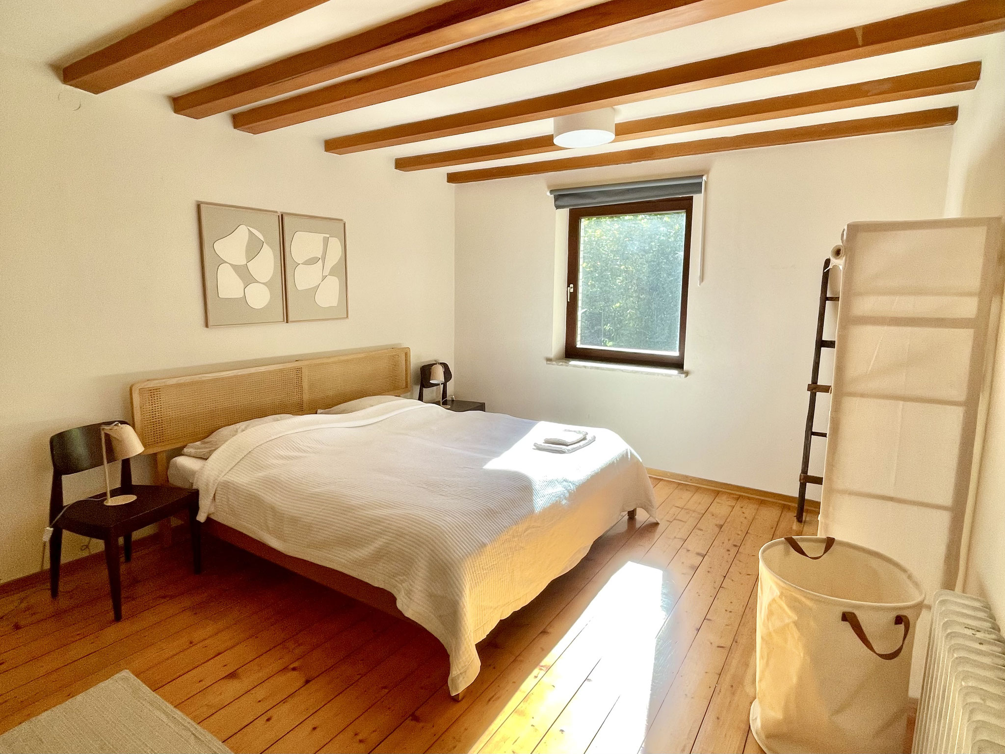 Das ist Schlafzimmer 1 im Erdgeschoss. Hier schlaft ihr in einem großen Doppelbett (1,80 m). 