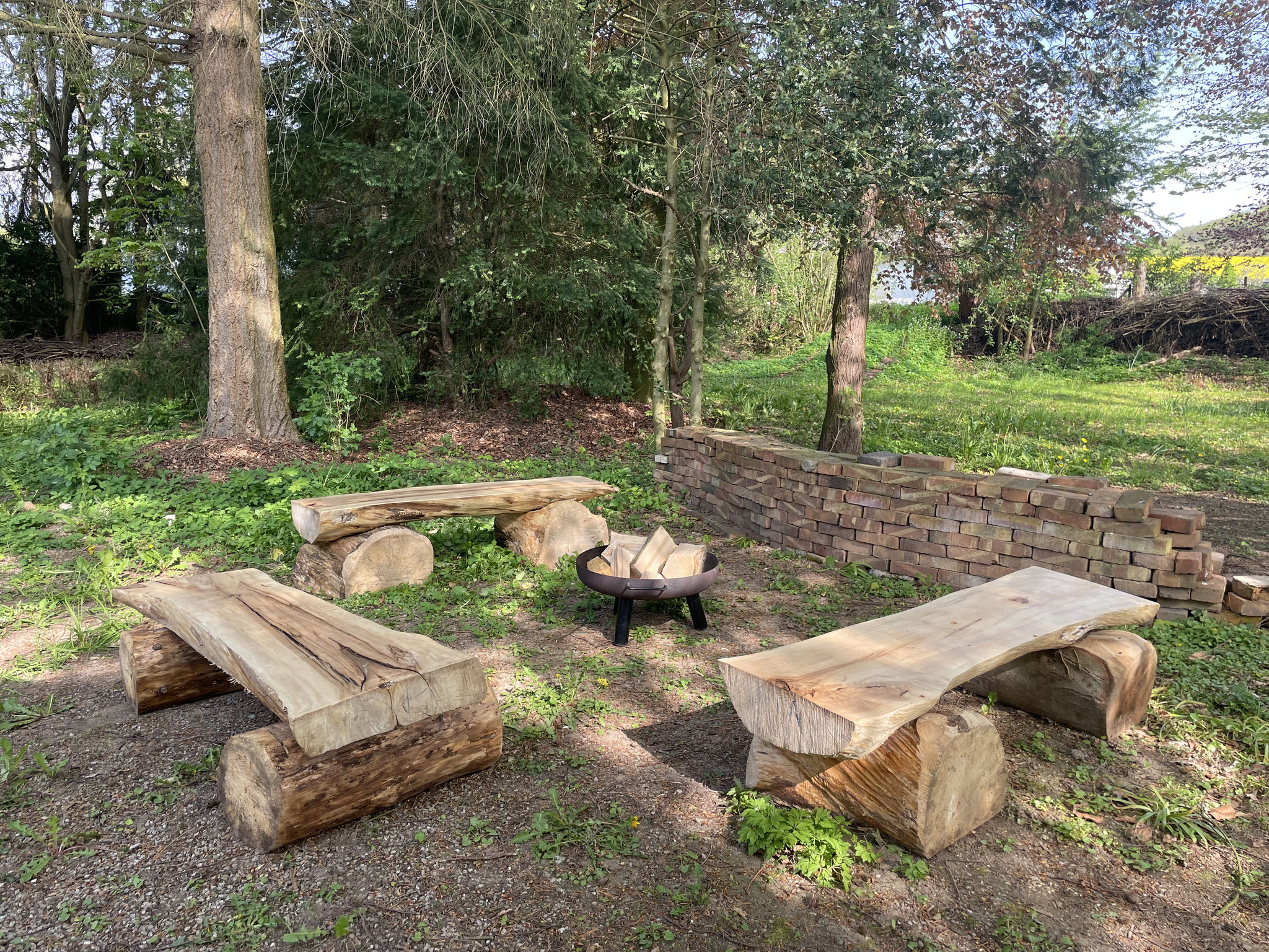 ...oder an der Feuerstelle im Waldgarten könnt ihr Stockbrot rösten.