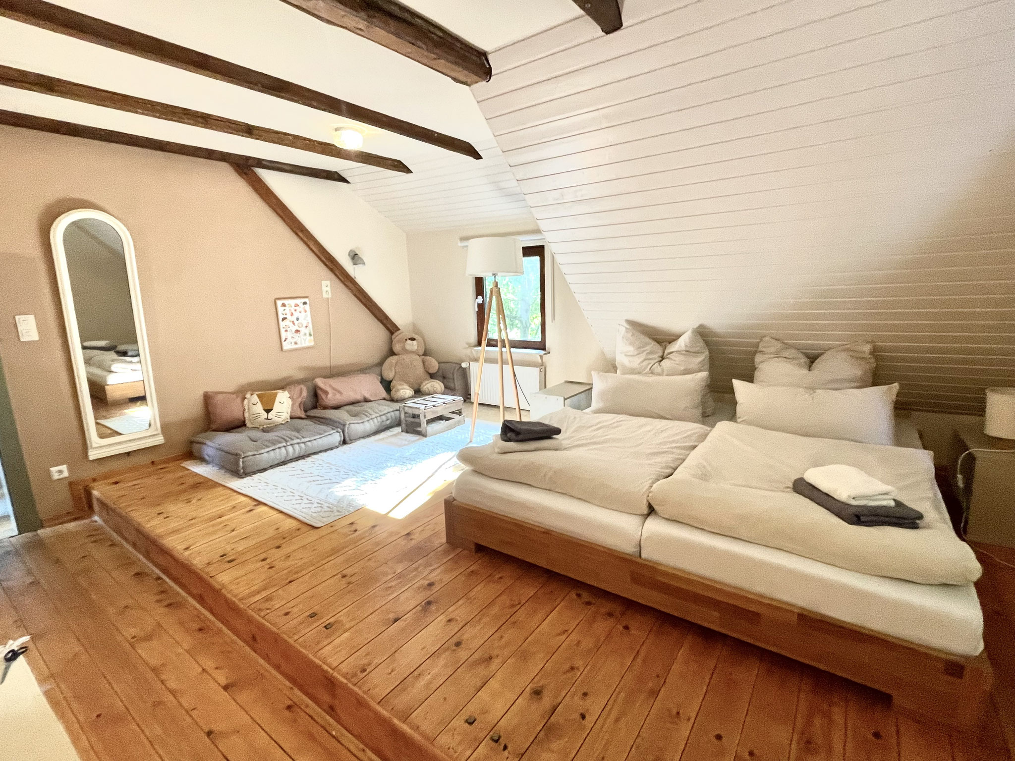 Schlafzimmer 2 ist das Größte und im 1.Stock. Hier könnt ihr die Betten zu einem riesigen Familienbett (3,60m) zusammenschieben. 