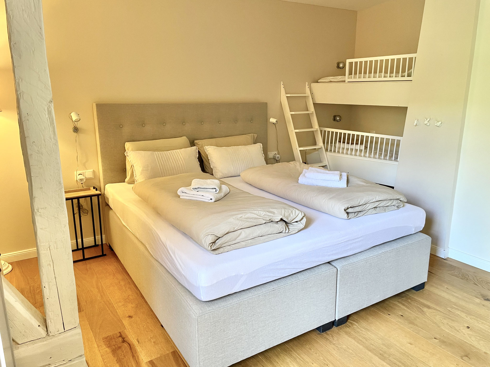 Man kann das Schlafzimmer abdunkeln. Außerdem gibt es neben dem Elternbett zwei integrierte Kinderbetten (70x140cm) für eure Kleinen. 