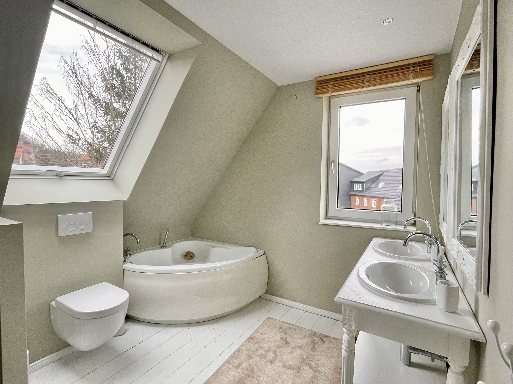 Das helle Tageslicht-Bad im 2.OG hat eine Eckbadewanne...