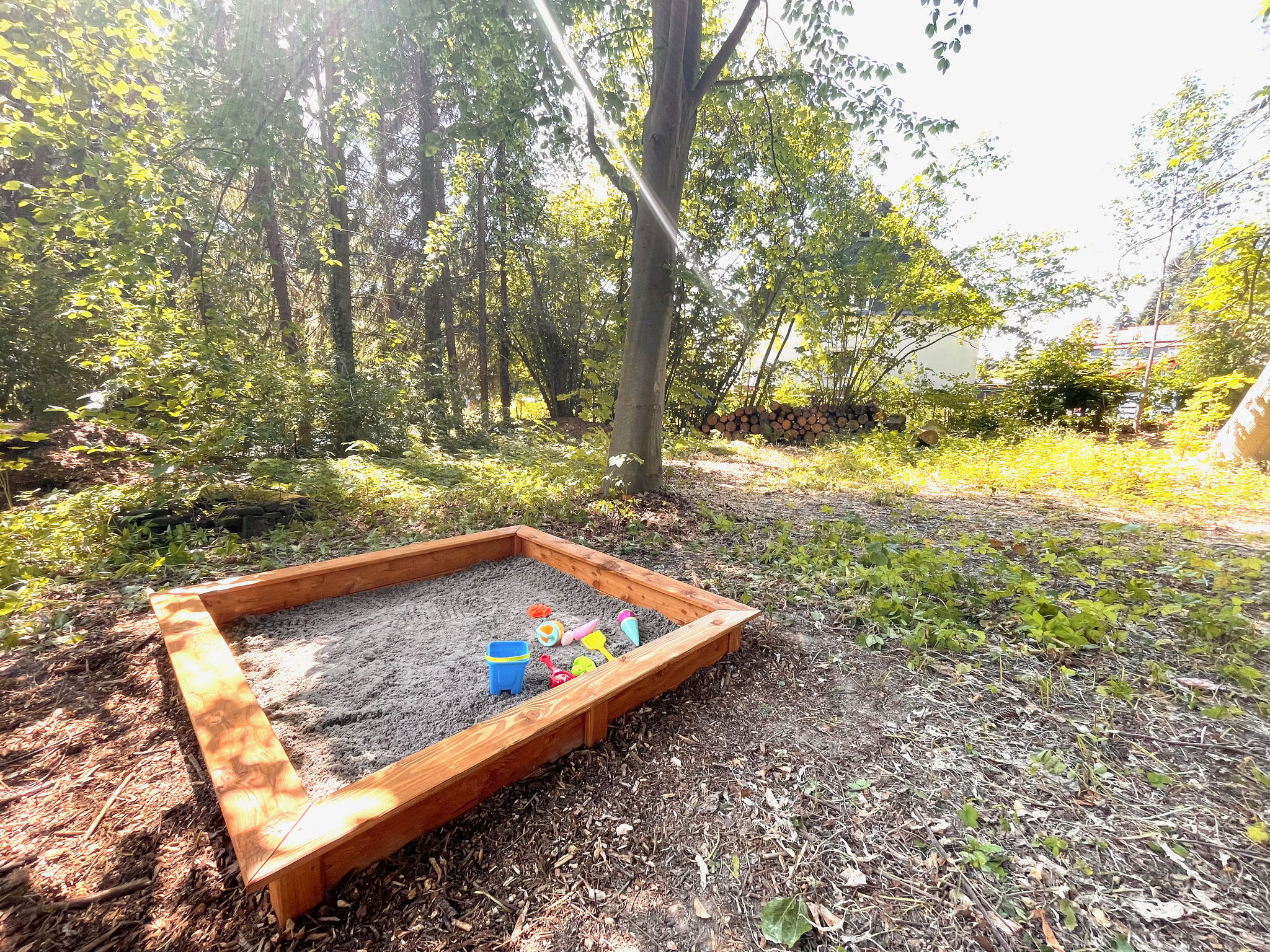 ... und ein Sandkasten zum Burgen bauen und Matschen!