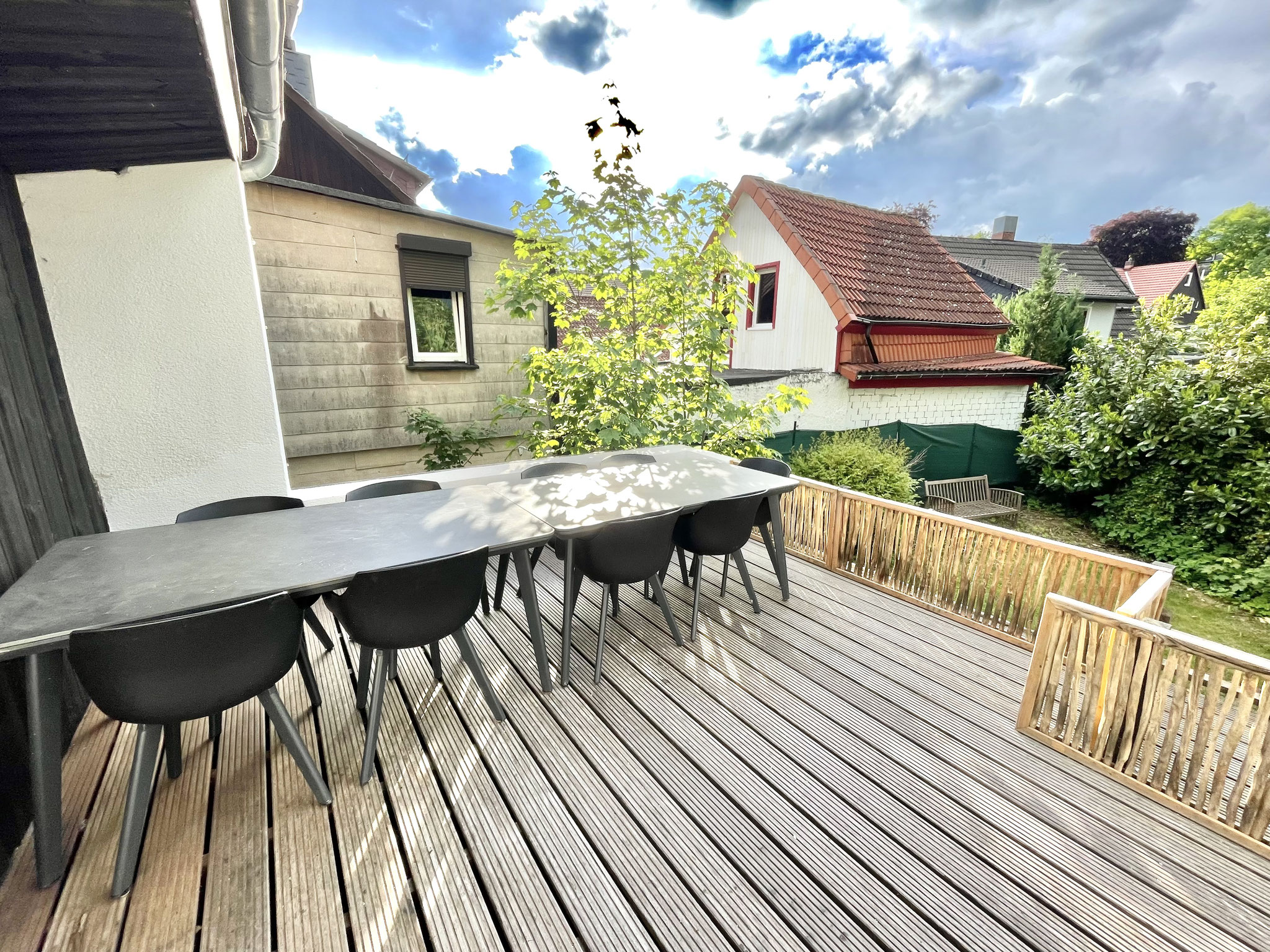 Auf der privaten Terrasse steht ein großer Esstisch für euch bereit. 