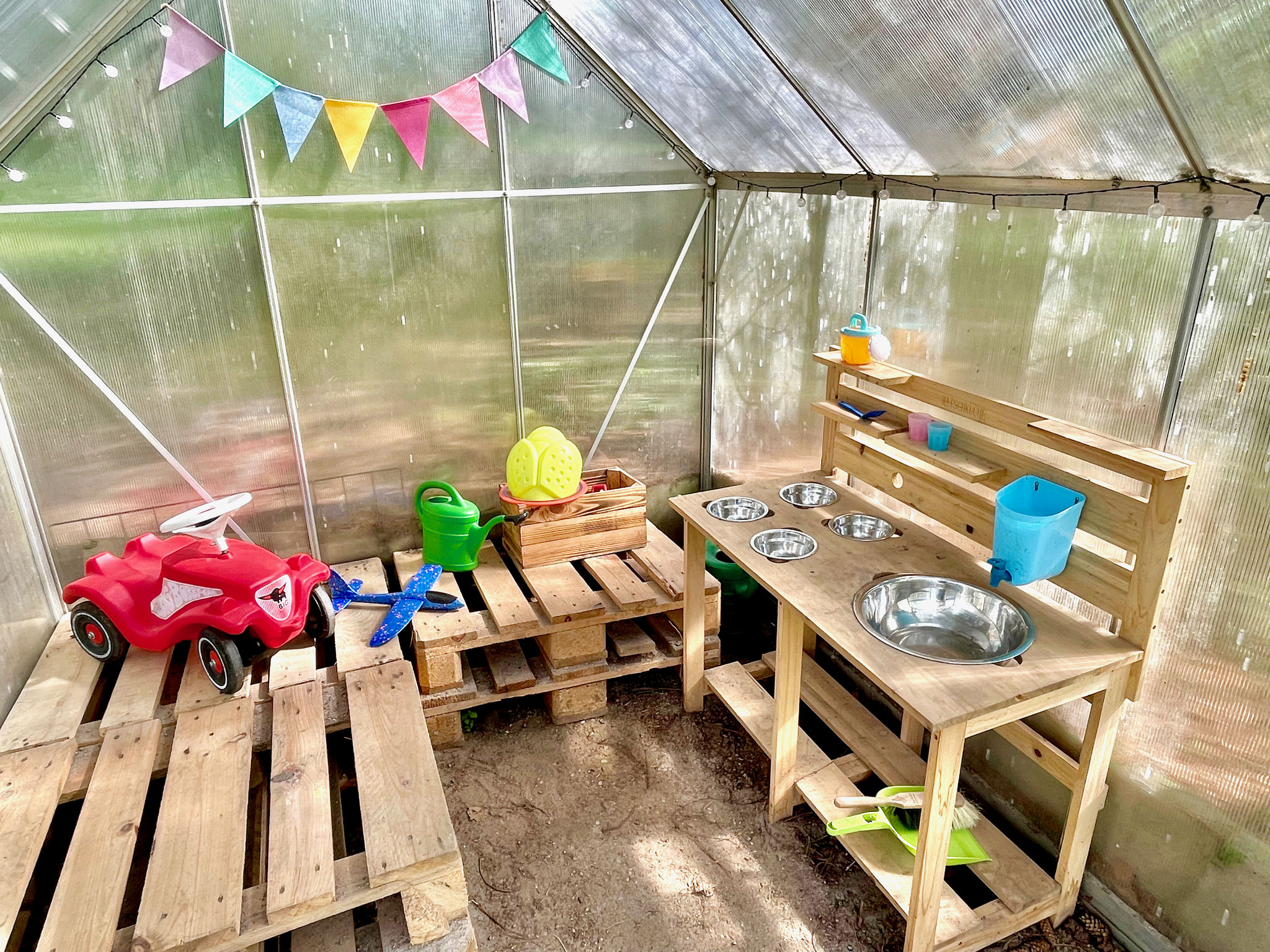 ... ein Spielhaus mit Matschküche...