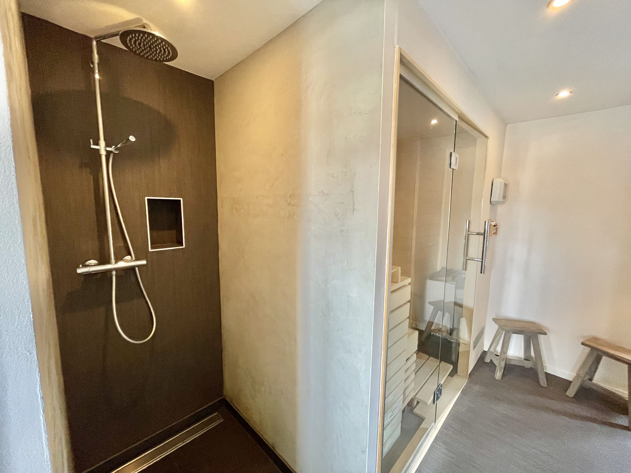 Es ist mit einer Dusche & Sauna ausgestattet. Die Toilette ist getrennt begehbar. 