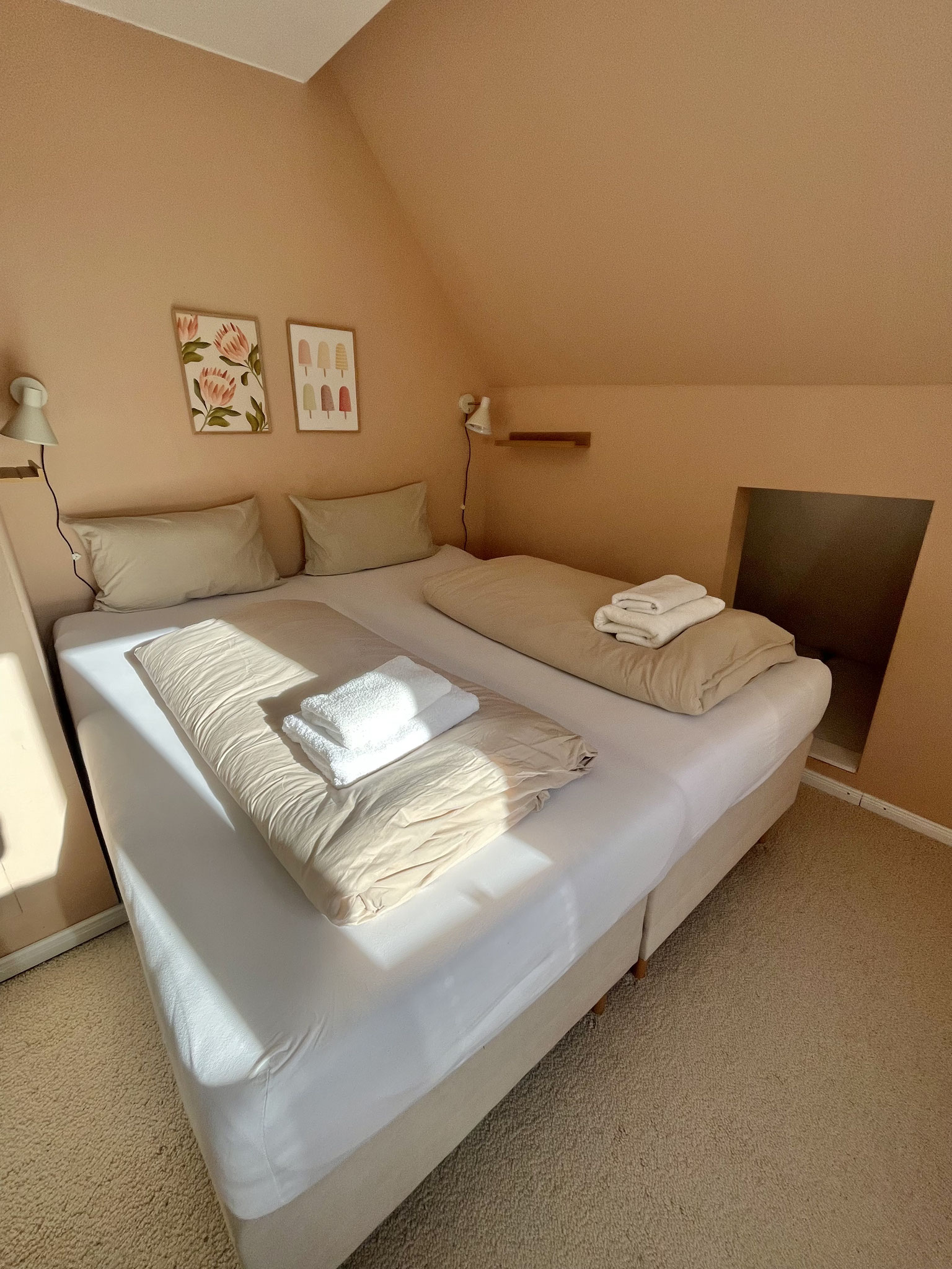 Schlafzimmer 3 ist ebenfalls im 2.OG. Hier gibt es ein Doppelbett (1,80m) sowie...