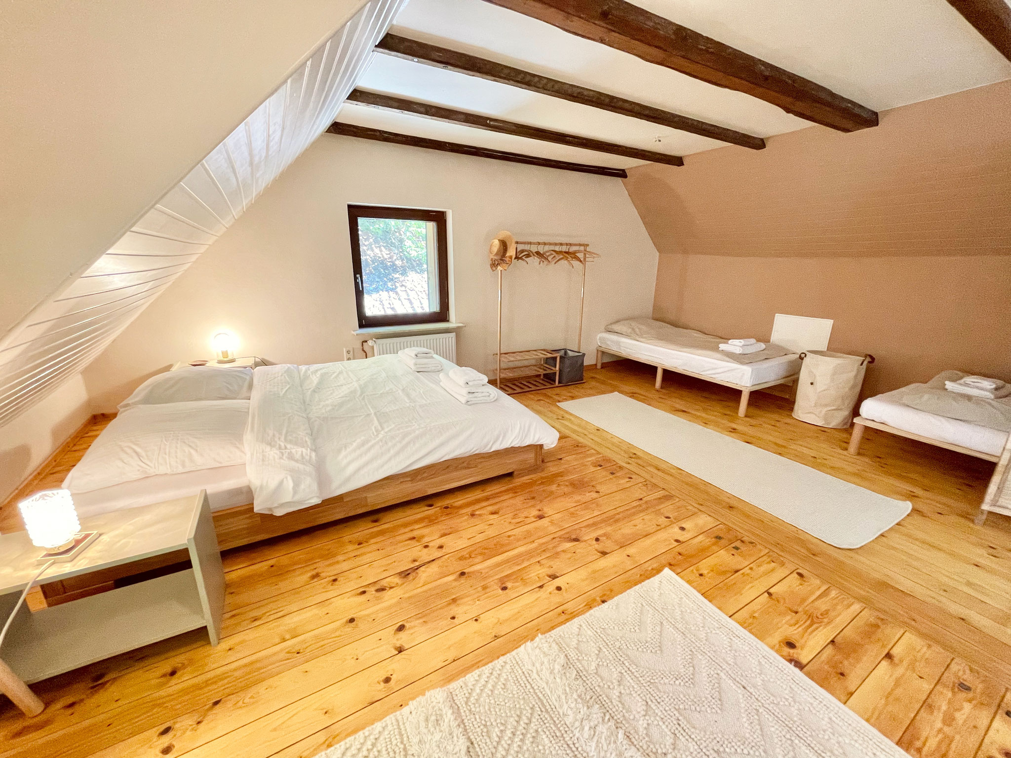 Alternativ könnt ihr in einem großen Doppelbett (1,80m) und zwei Einzelbetten (90cm) schlafen. 