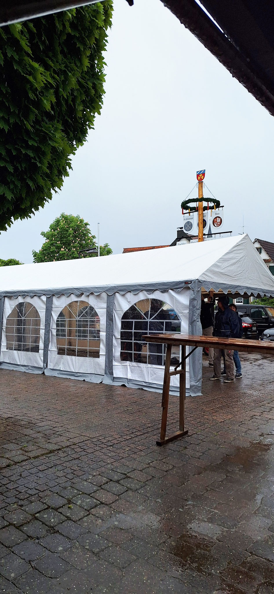 Zeltaufbau im Regen