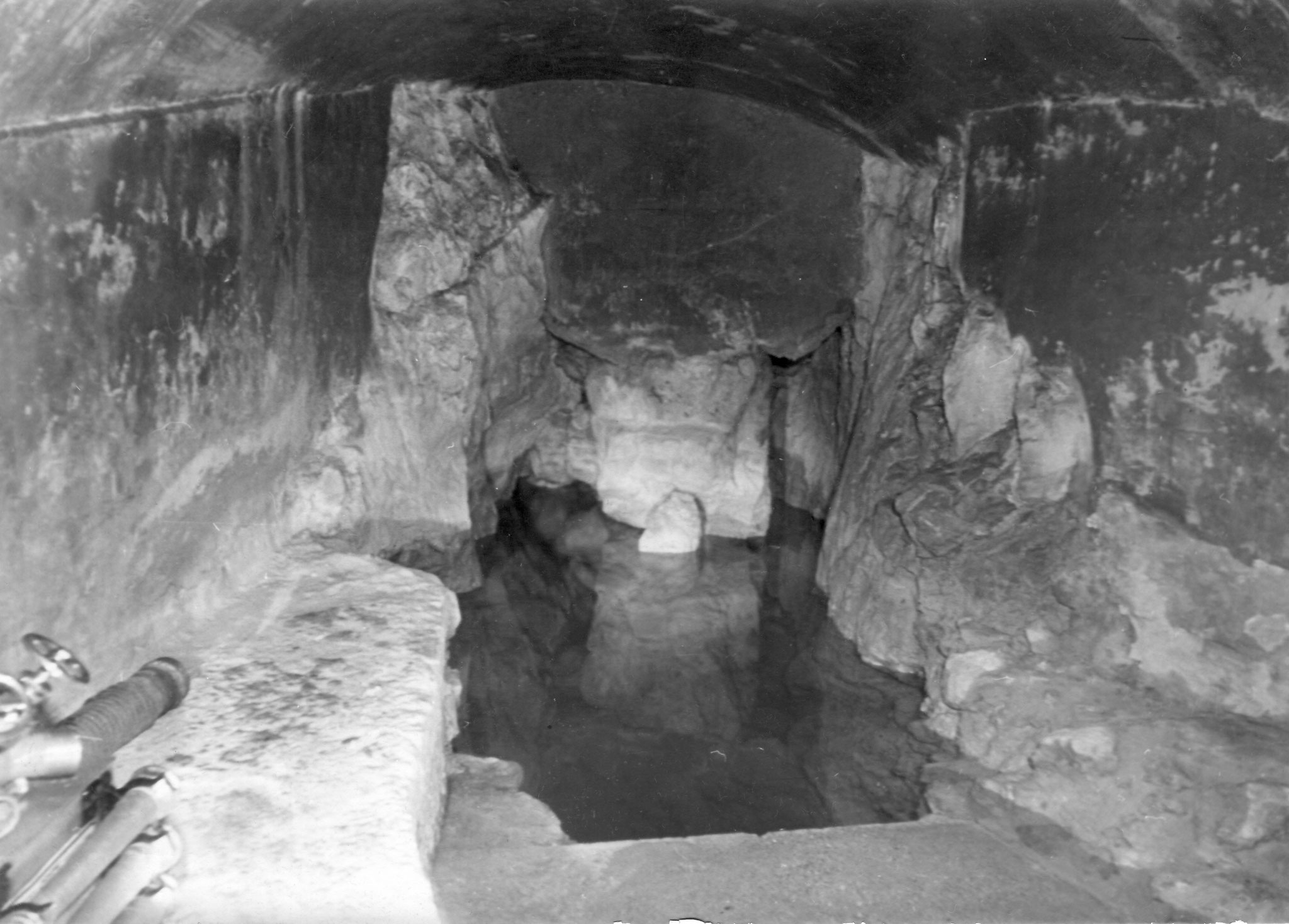 Quellgrotte mit Feuerwehrspritze. Im  Sommer 1947 besuchten Fritz Schänzli, Eduard Lanz und der Fotograf Hubert Matile die Römerquelle.