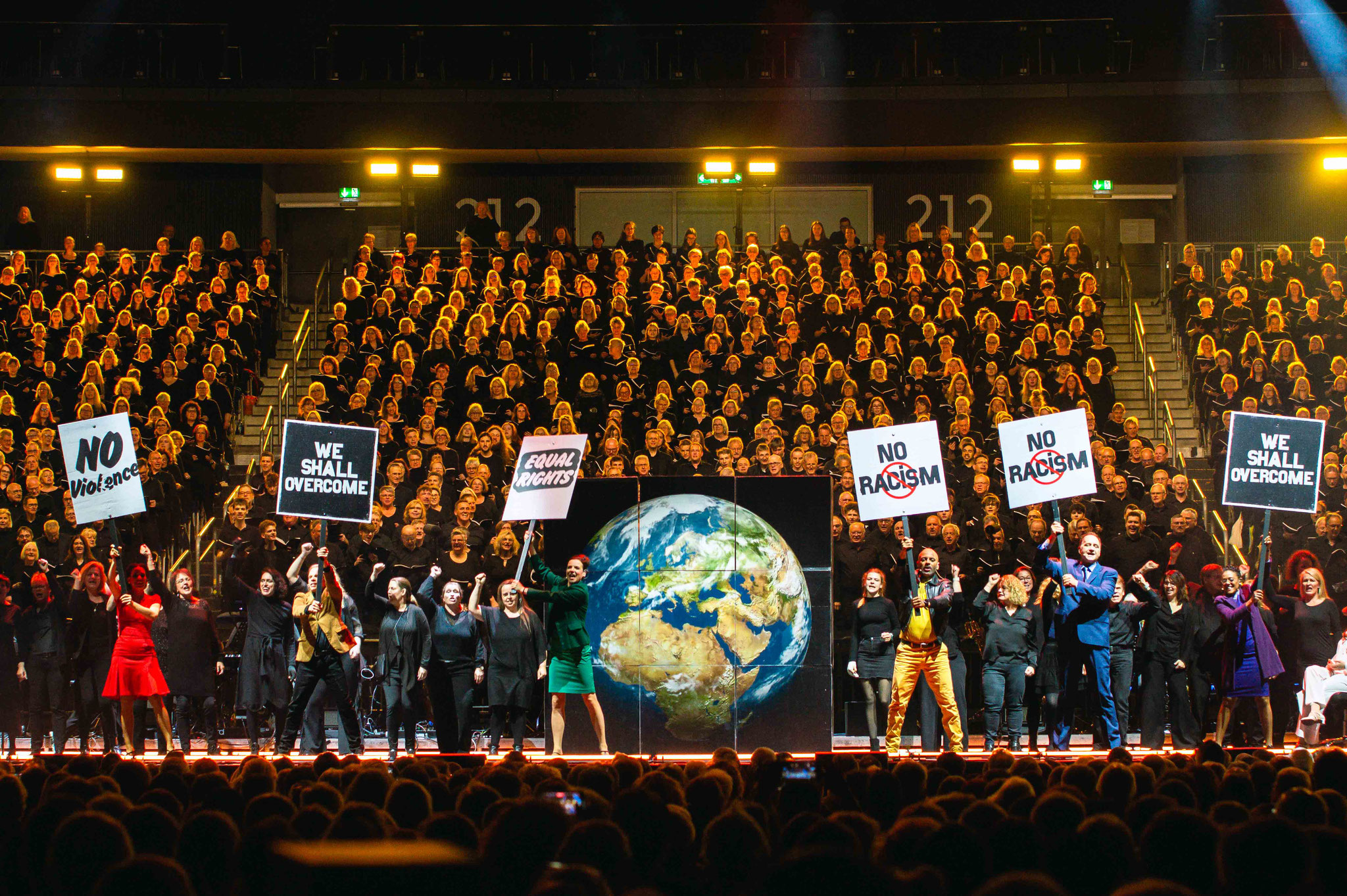 Die Musicalsängerinnen und -sänger, Ausschnitt des Chores im Hintergrund © Stiftung Creative Kirche