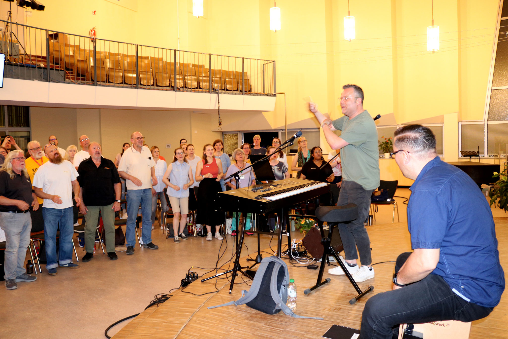 Doppelpower bei der Probe: Hanjo Gäbler am Klavier, Hanjo Krämer an der Cajón; mittig der Tenor, rechts der Alt