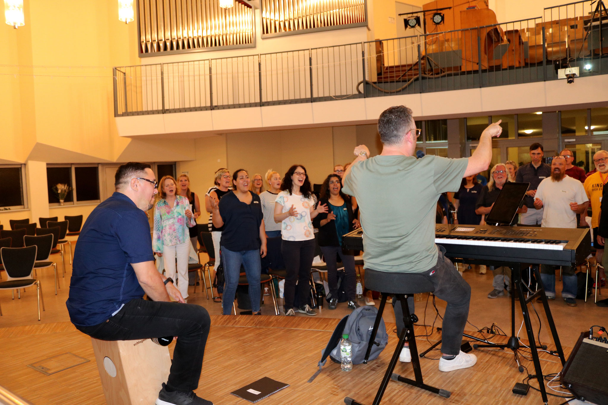 Doppelpower bei der Probe: Hanjo Gäbler am Klavier, Hanjo Krämer an der Cajón; links der Sopran, mittig der Tenor