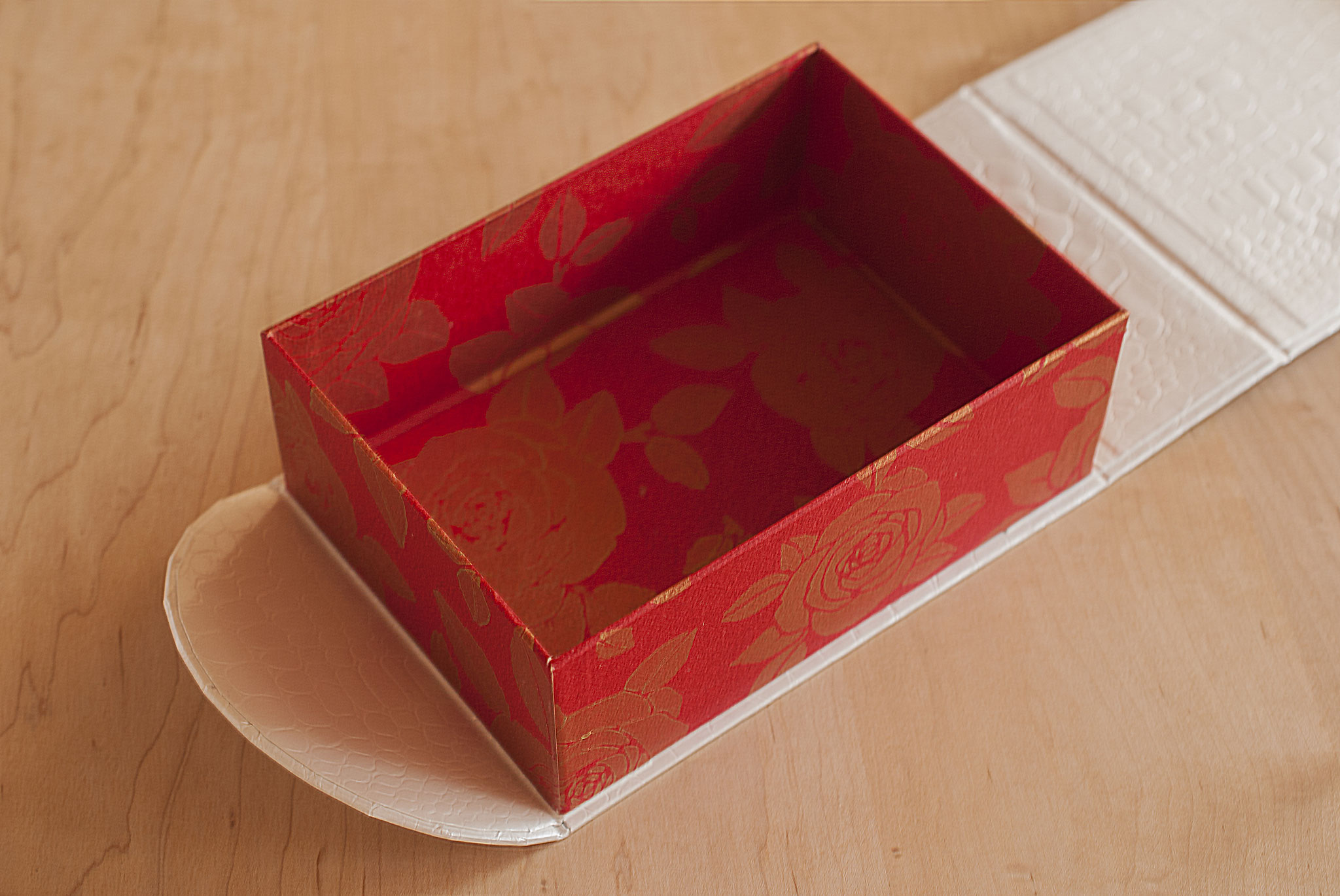 Boxes with curved magnetic edges, Fleur*Fleur*