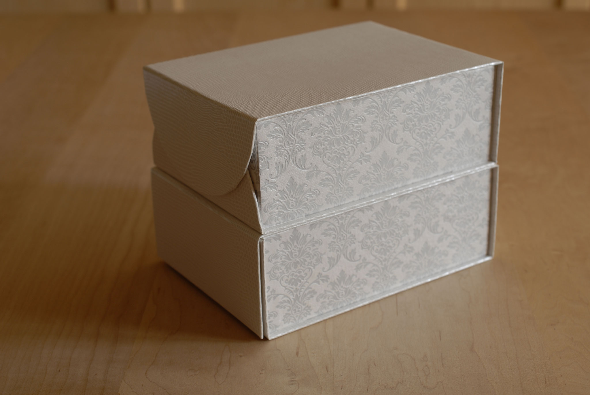 Boxes with curved magnetic edges, Fleur*Fleur*