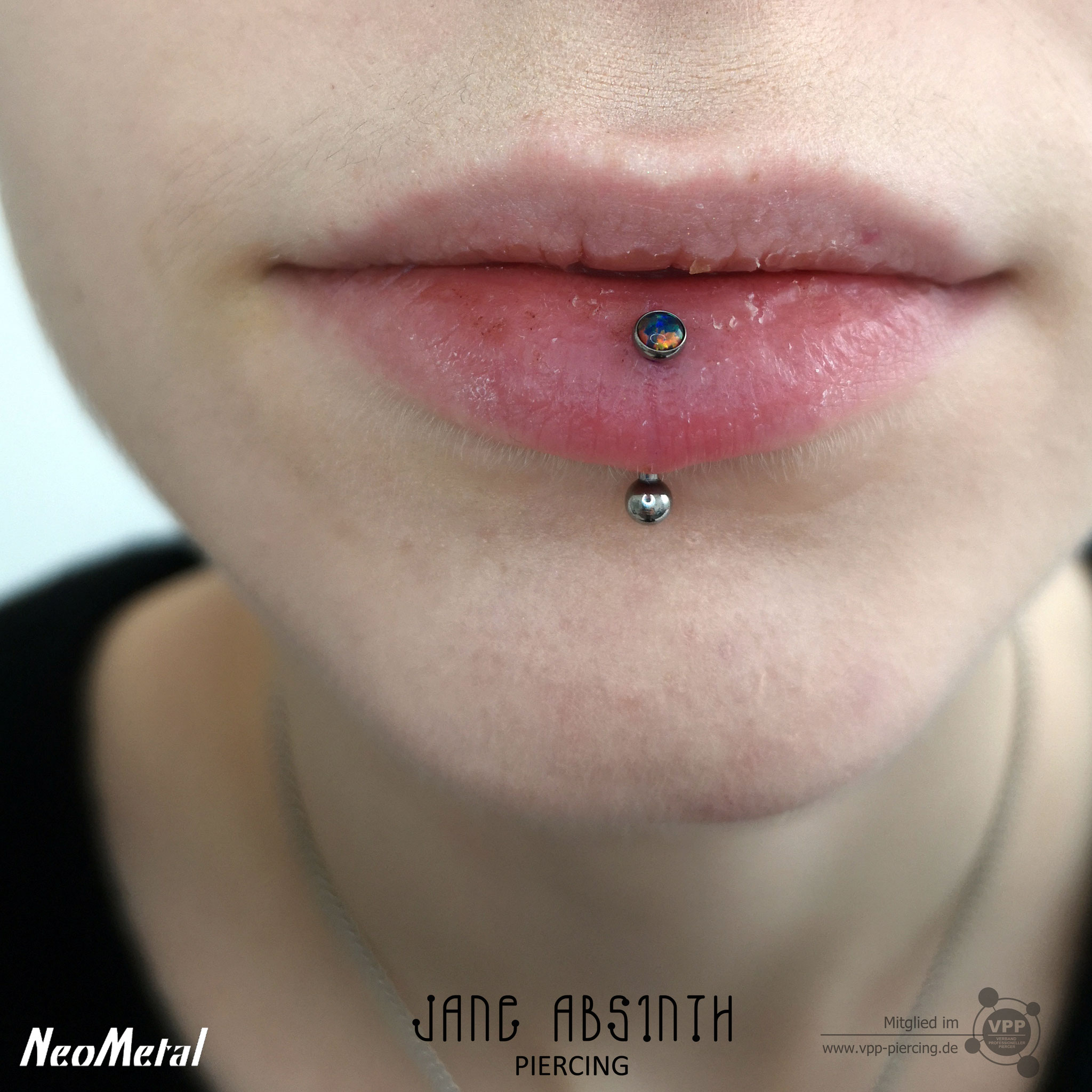 Vertical Labret Piercing mit synth. Opal