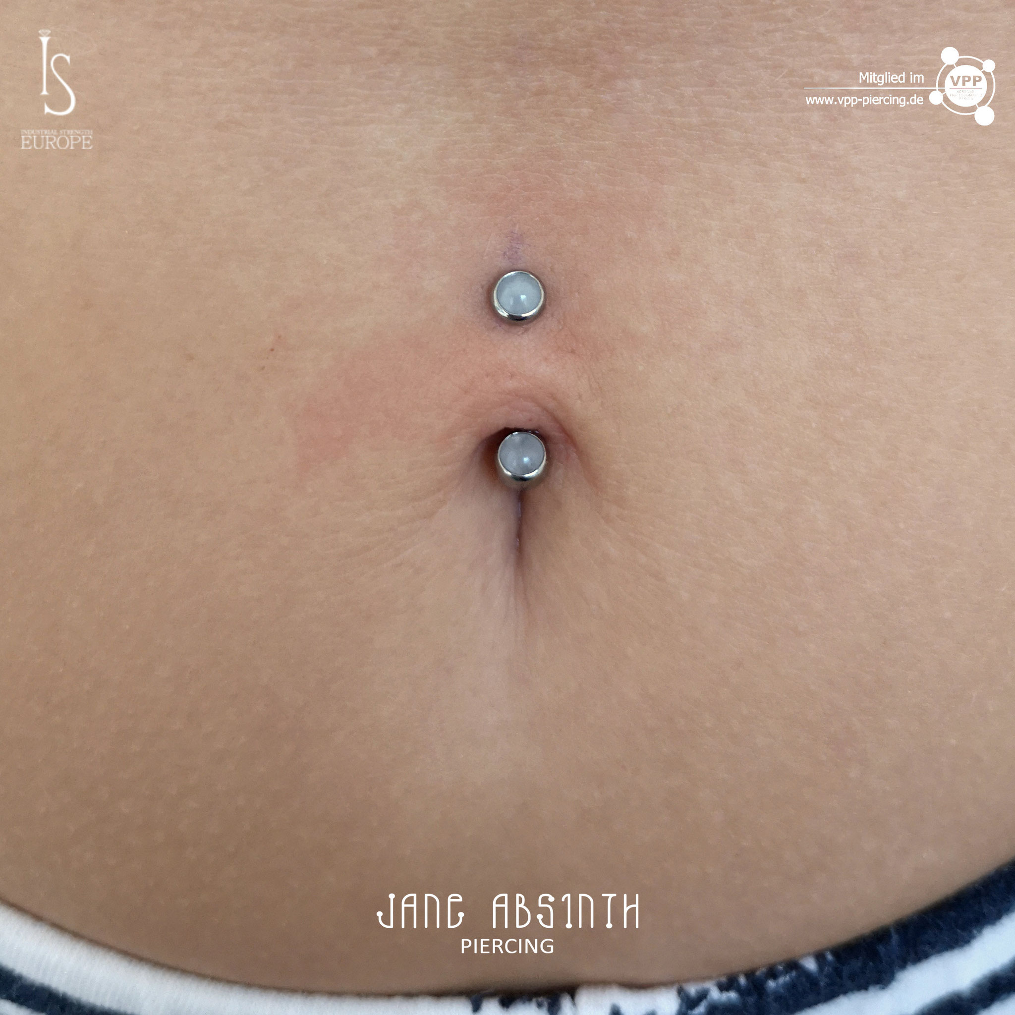 Bauchnabelpiercing mit dem Curved Barbell mit Mondsteinen