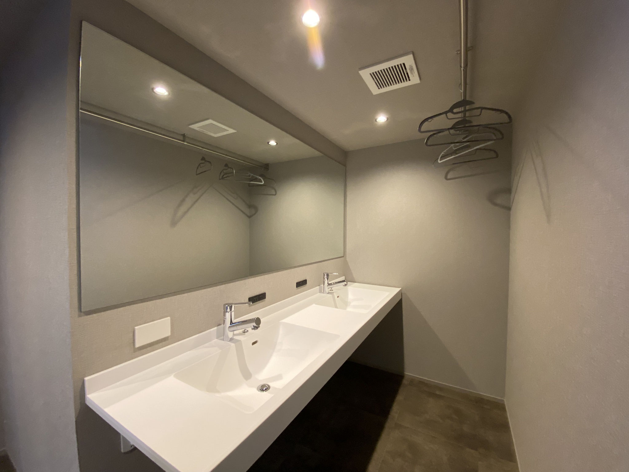 ミリ単位でこだわった、完全オーダーの２ボール洗面台と鏡