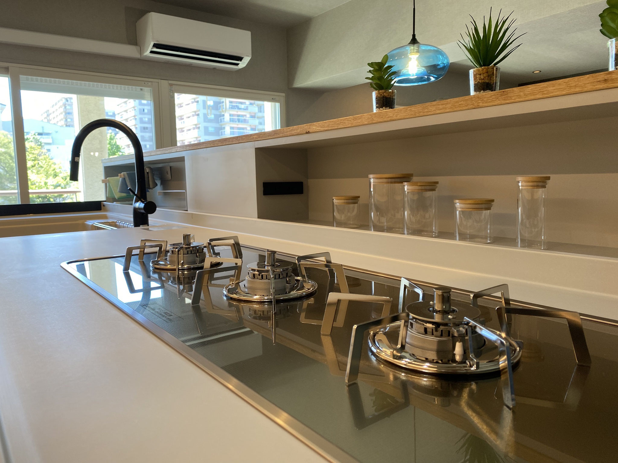 横並び３つ口コンロ　★手元スペースが拡がる　★３つの鍋がゆったり使える　★排気口なし　★トリプルワイドガスコンロ