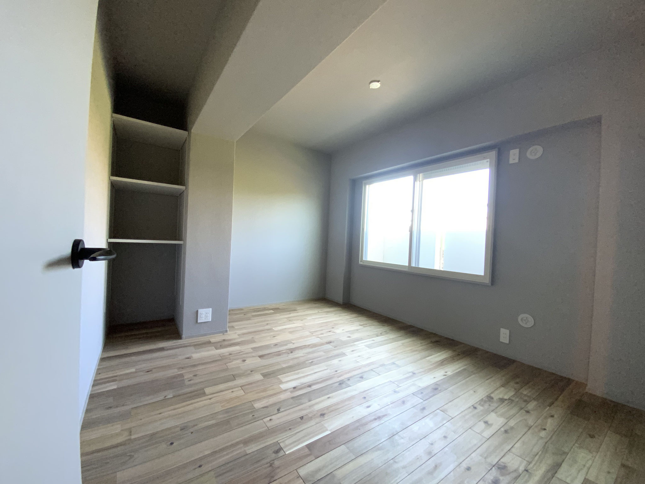 洋室１　全室インプラスで駅チカでも静か！　素足に心地良い無垢のフローリング