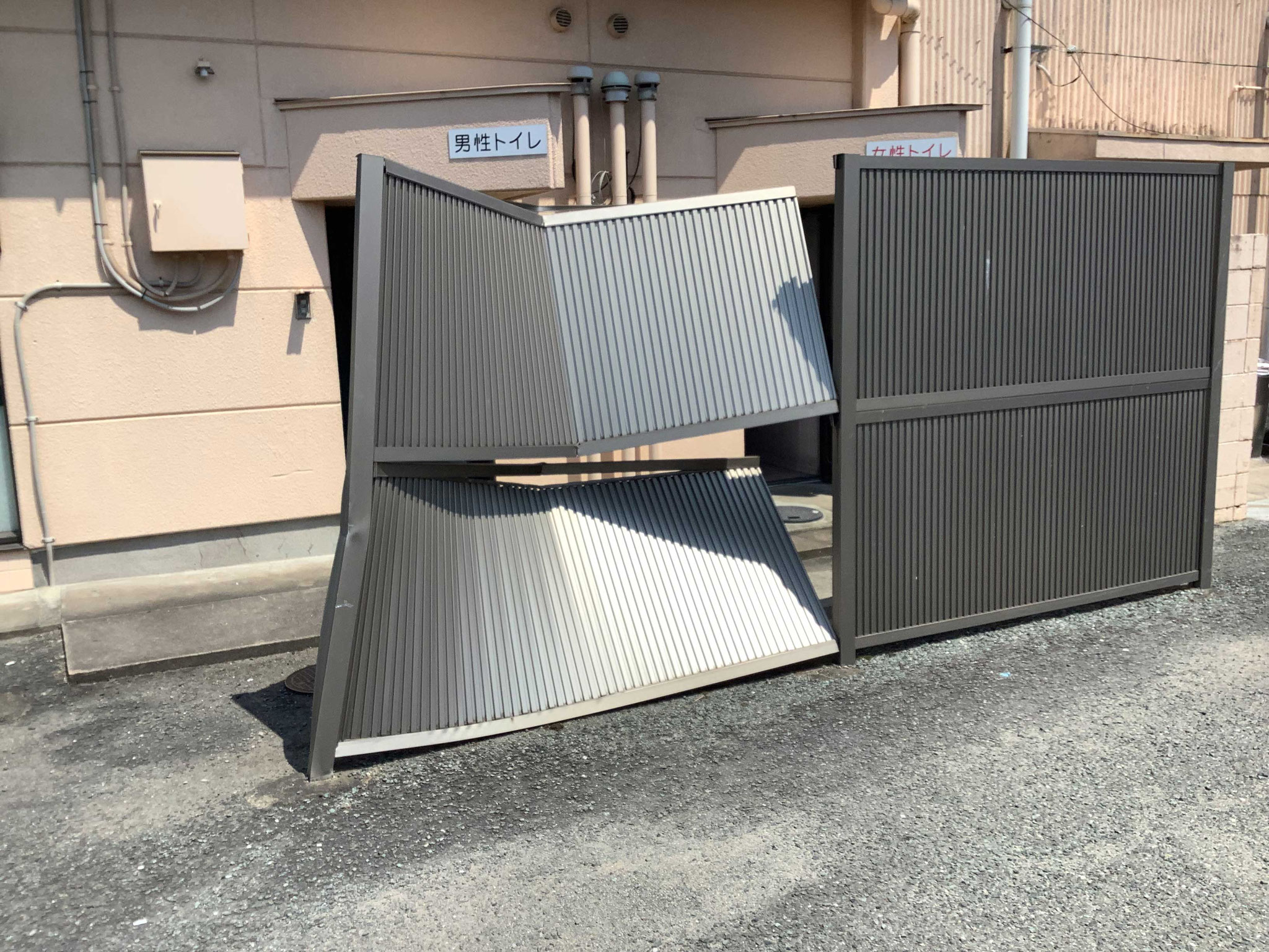 有限会社フィンテックの企業向け建設サポート施工事例　【福岡県飯塚市】トイレ目隠しフェンス　トラック事故対応
